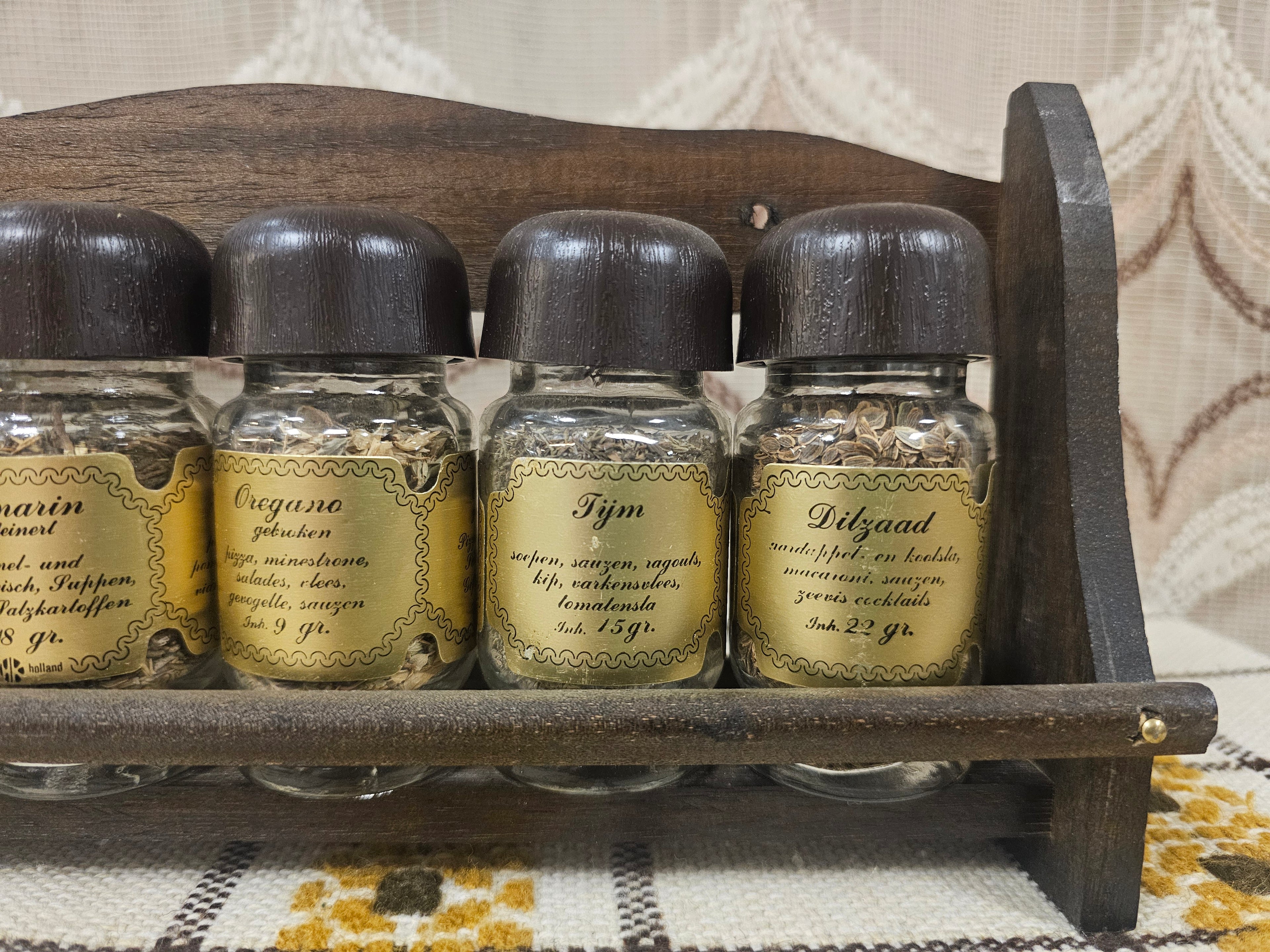 Vintage kruidenrek hout met glazen potjes en gouden etiketten