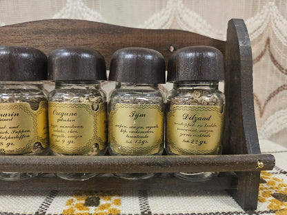 Vintage kruidenrek hout met glazen potjes en gouden etiketten