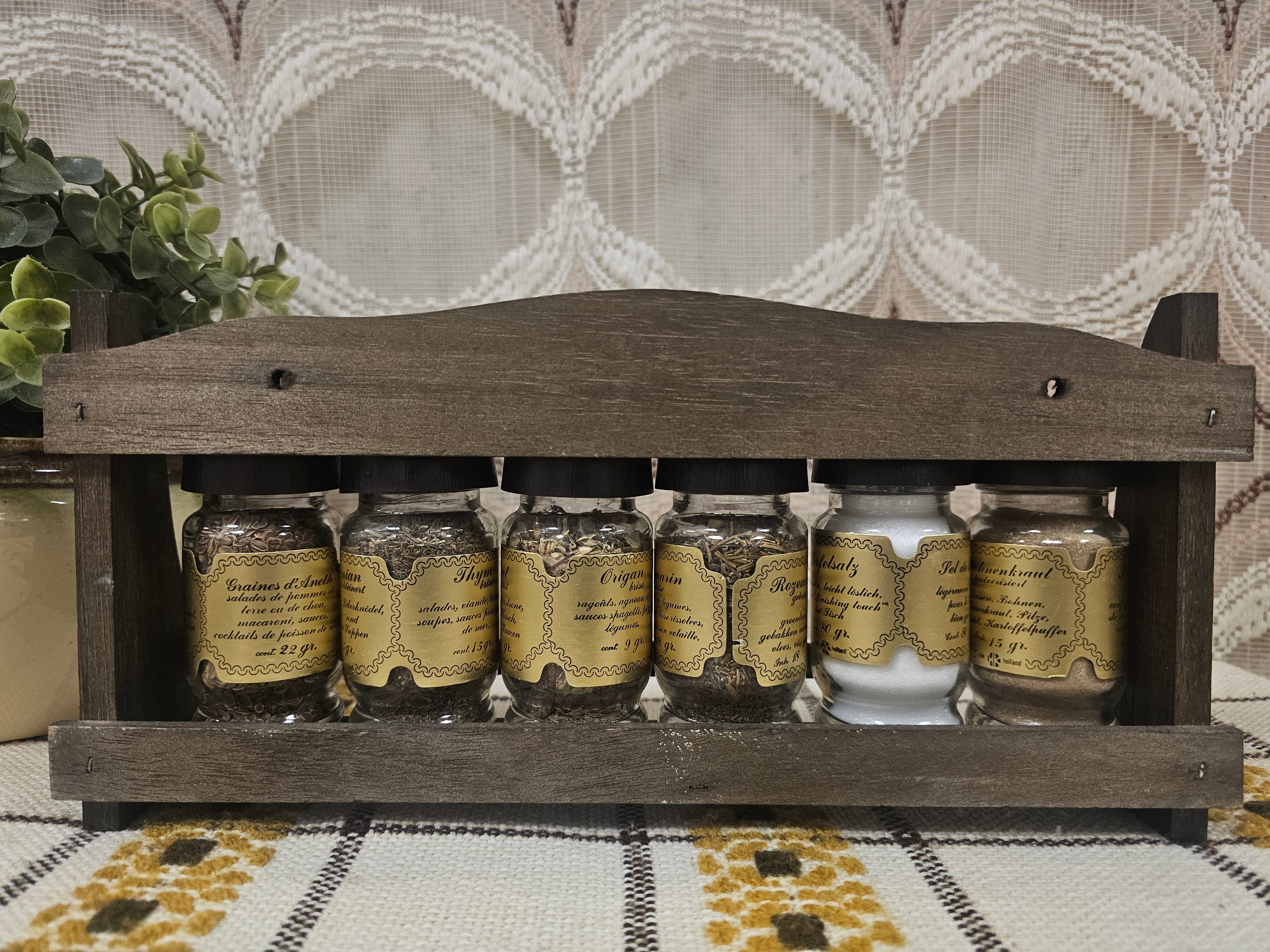 Vintage kruidenrek hout met glazen potjes en gouden etiketten