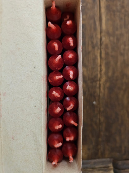 Rode vintage kerstboomkaarsjes in verpakking