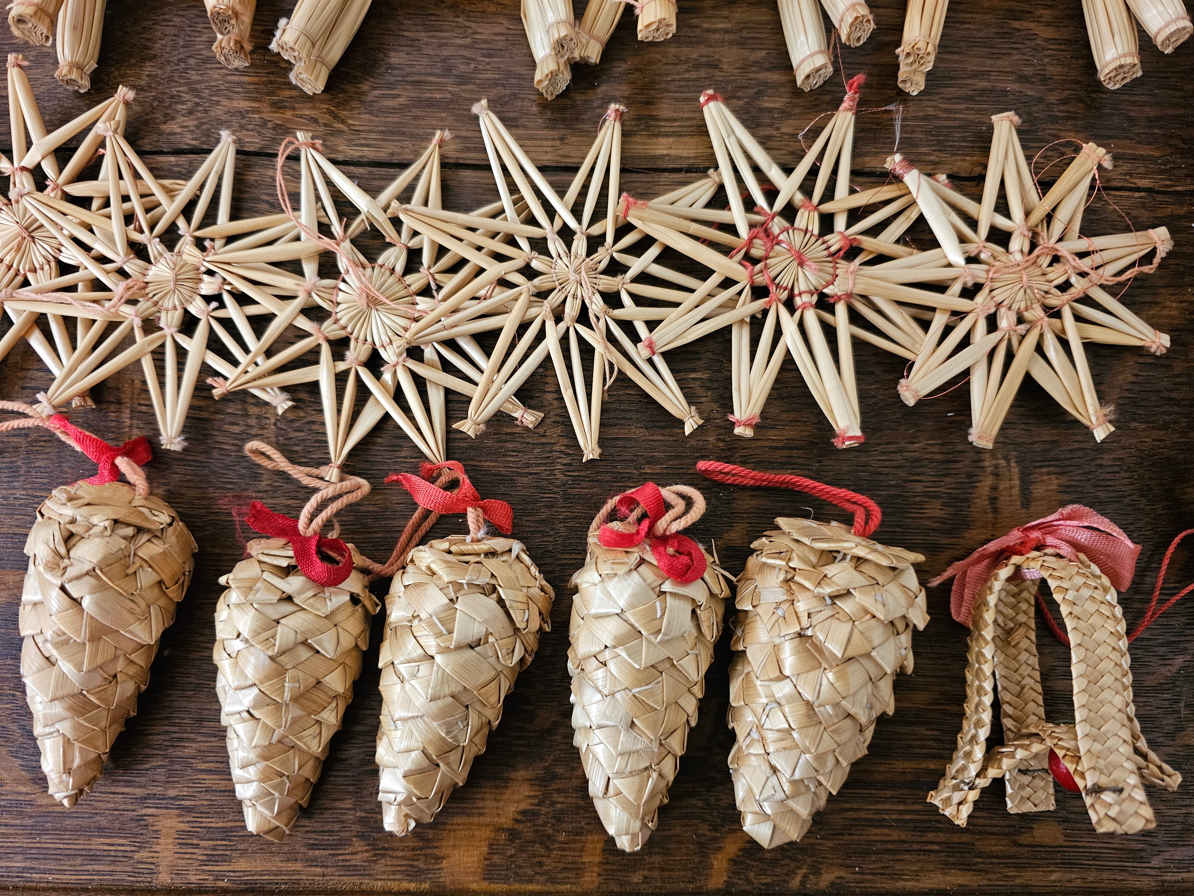 Zweedse kerstversiering van stro traditionele kerstdecoratie set