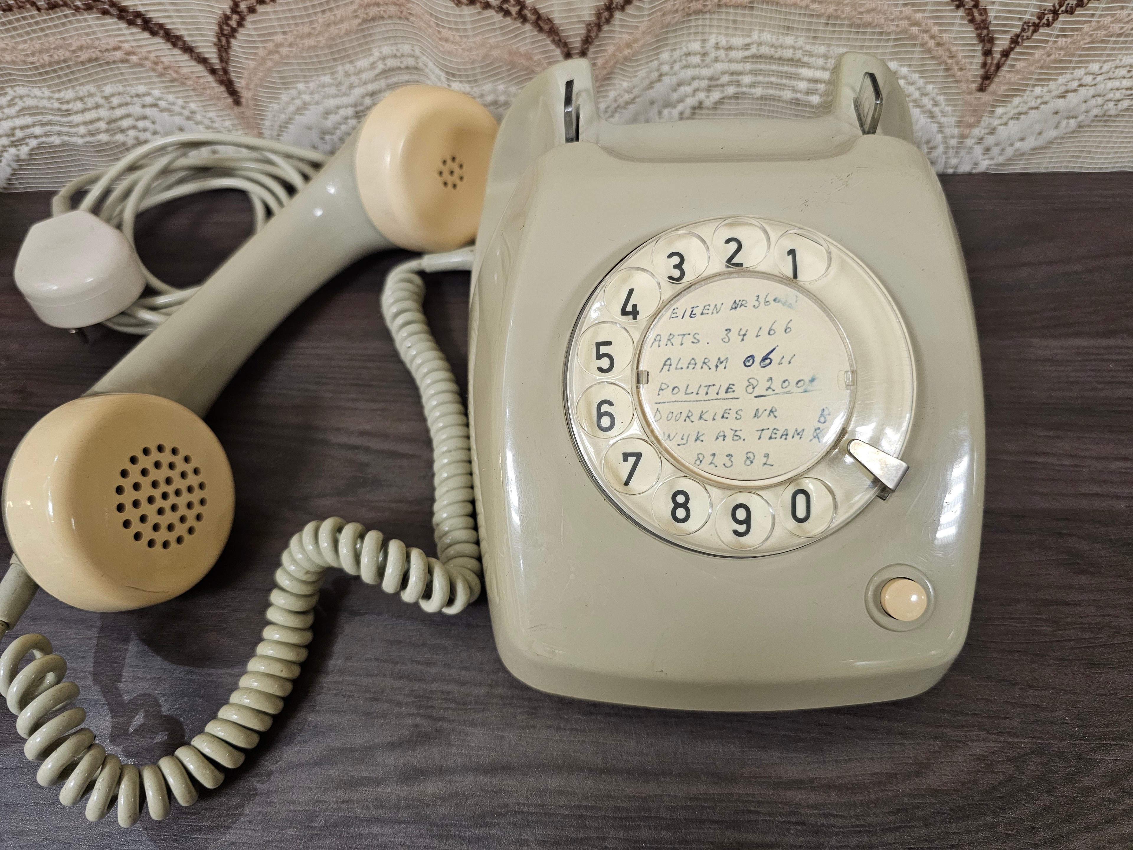 Vintage PTT T65 telefoon met draaischijf