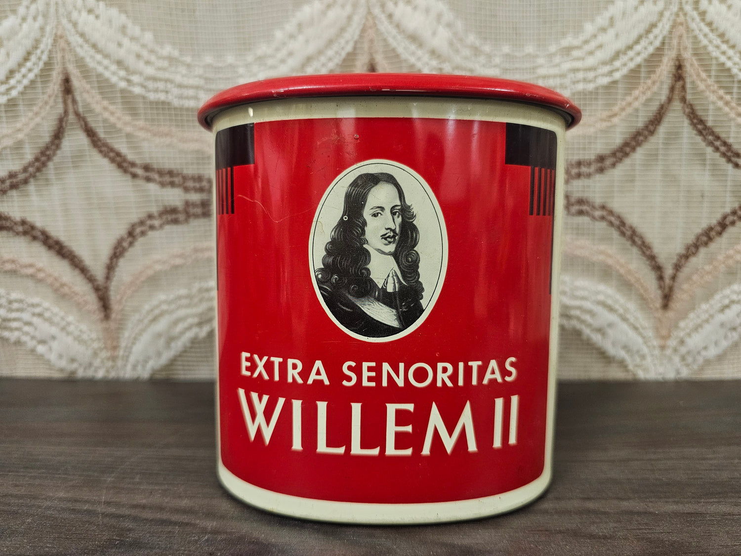 Willem II vintage sigarenblik rood met portret