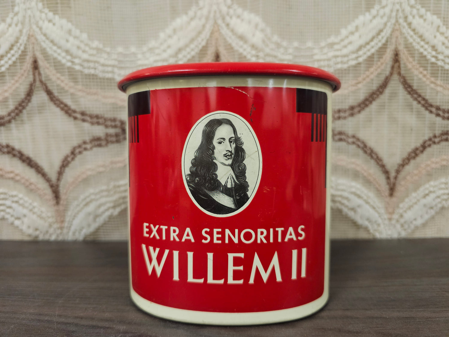 Willem II vintage sigarenblik rood met portret