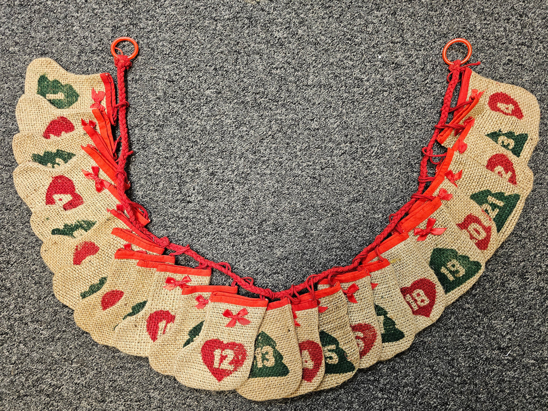 Vintage jute adventkalender met 24 zakjes