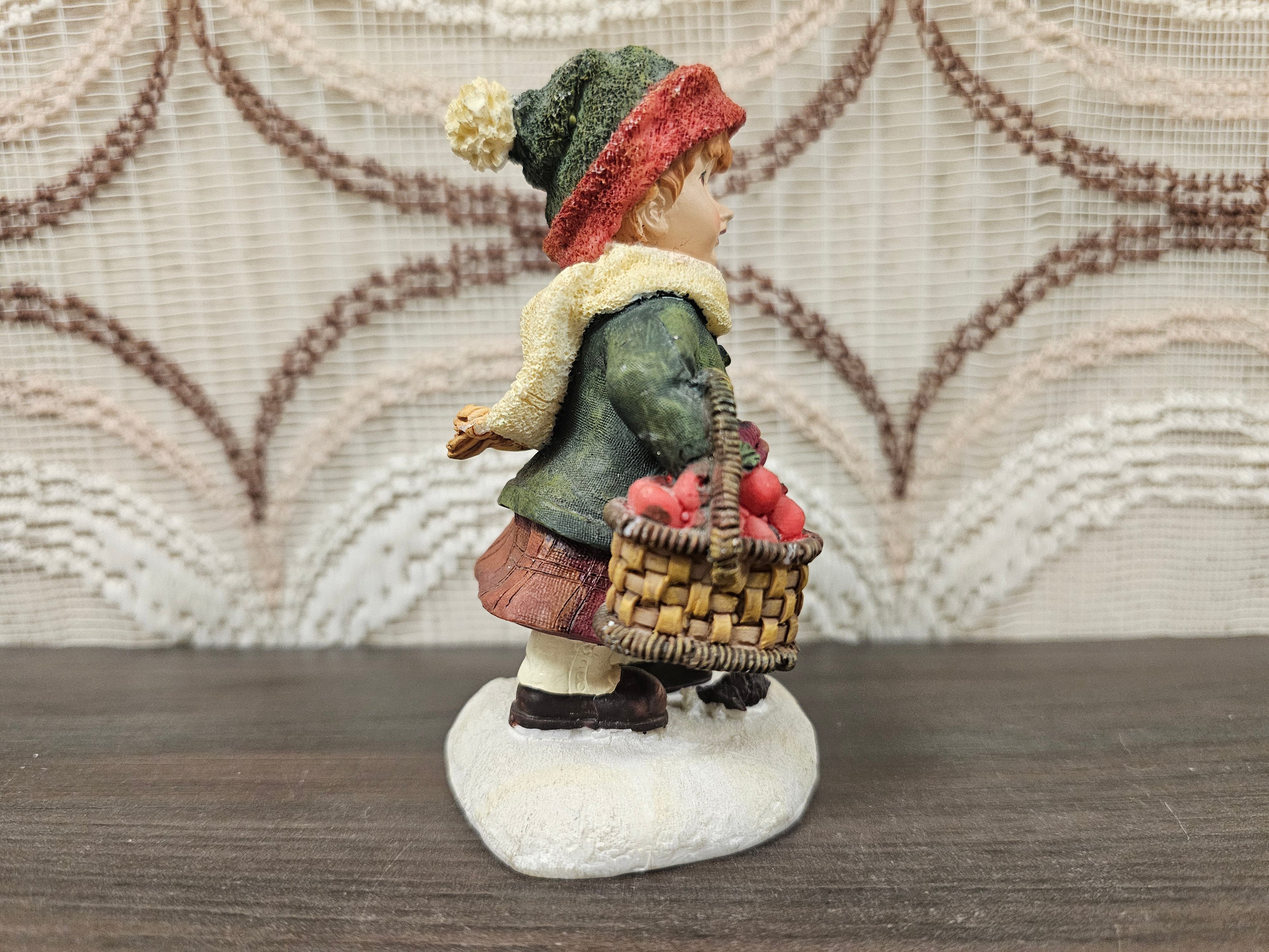 Vintage winterbeeldje meisje met mandje en lantaarn 12 cm