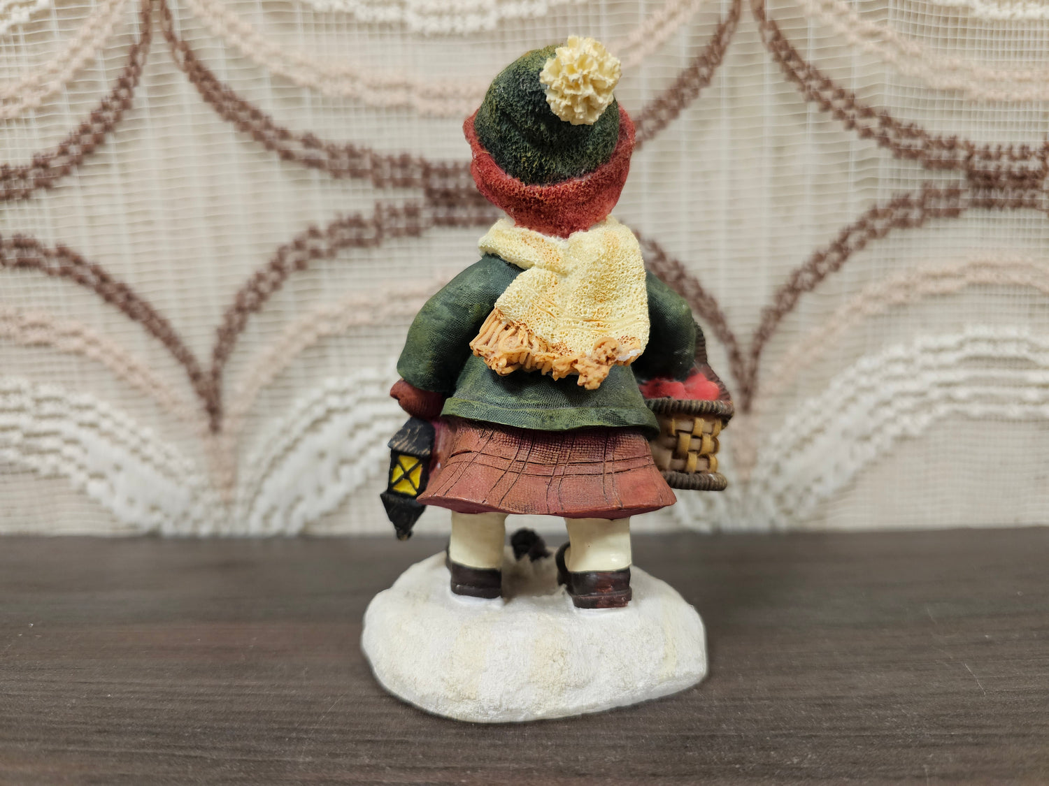 Vintage winterbeeldje meisje met mandje en lantaarn 12 cm