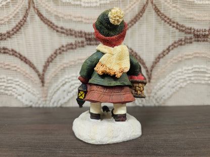 Vintage winterbeeldje meisje met mandje en lantaarn 12 cm