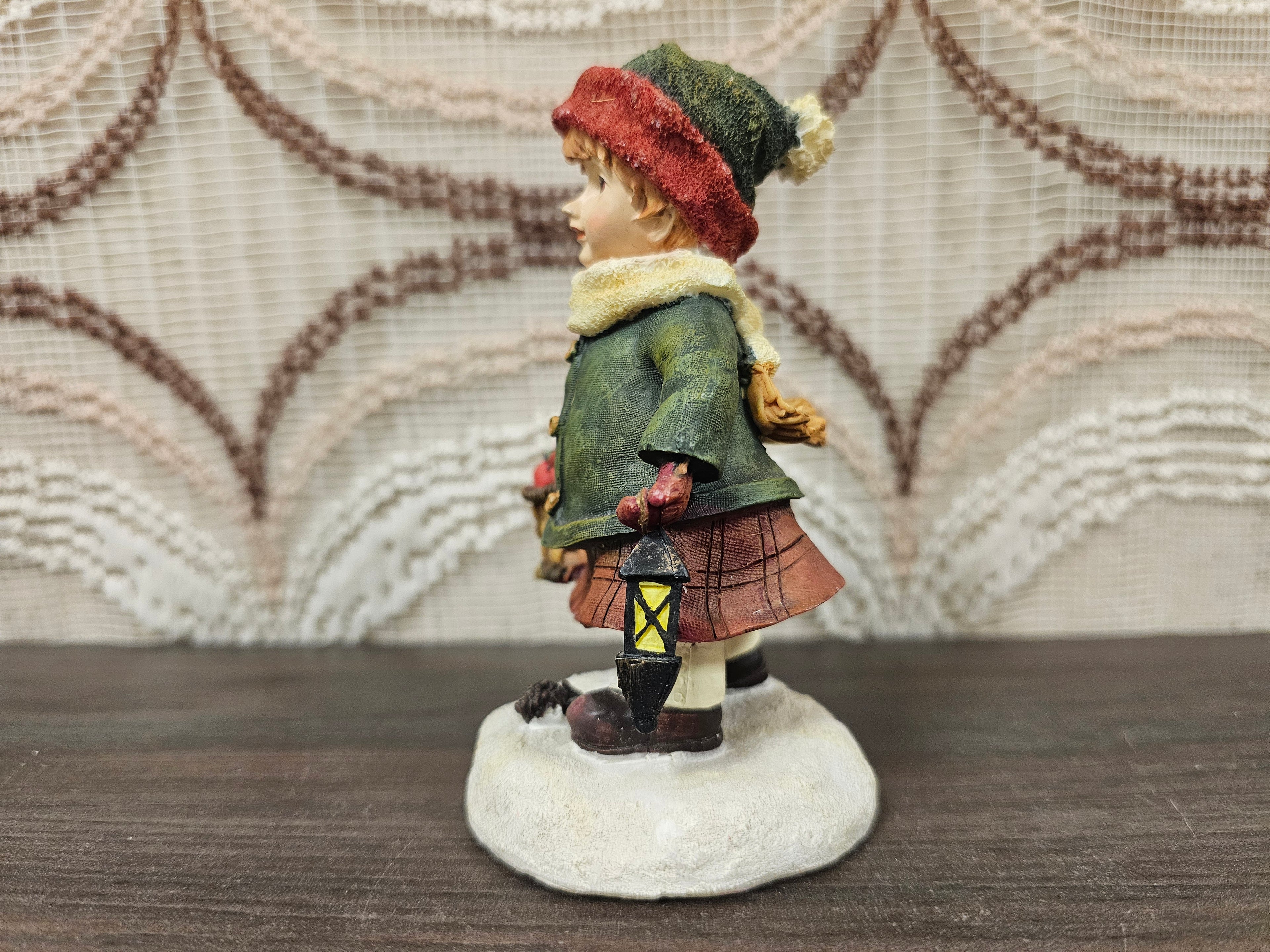 Vintage winterbeeldje meisje met mandje en lantaarn 12 cm