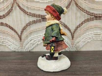 Vintage winterbeeldje meisje met mandje en lantaarn 12 cm