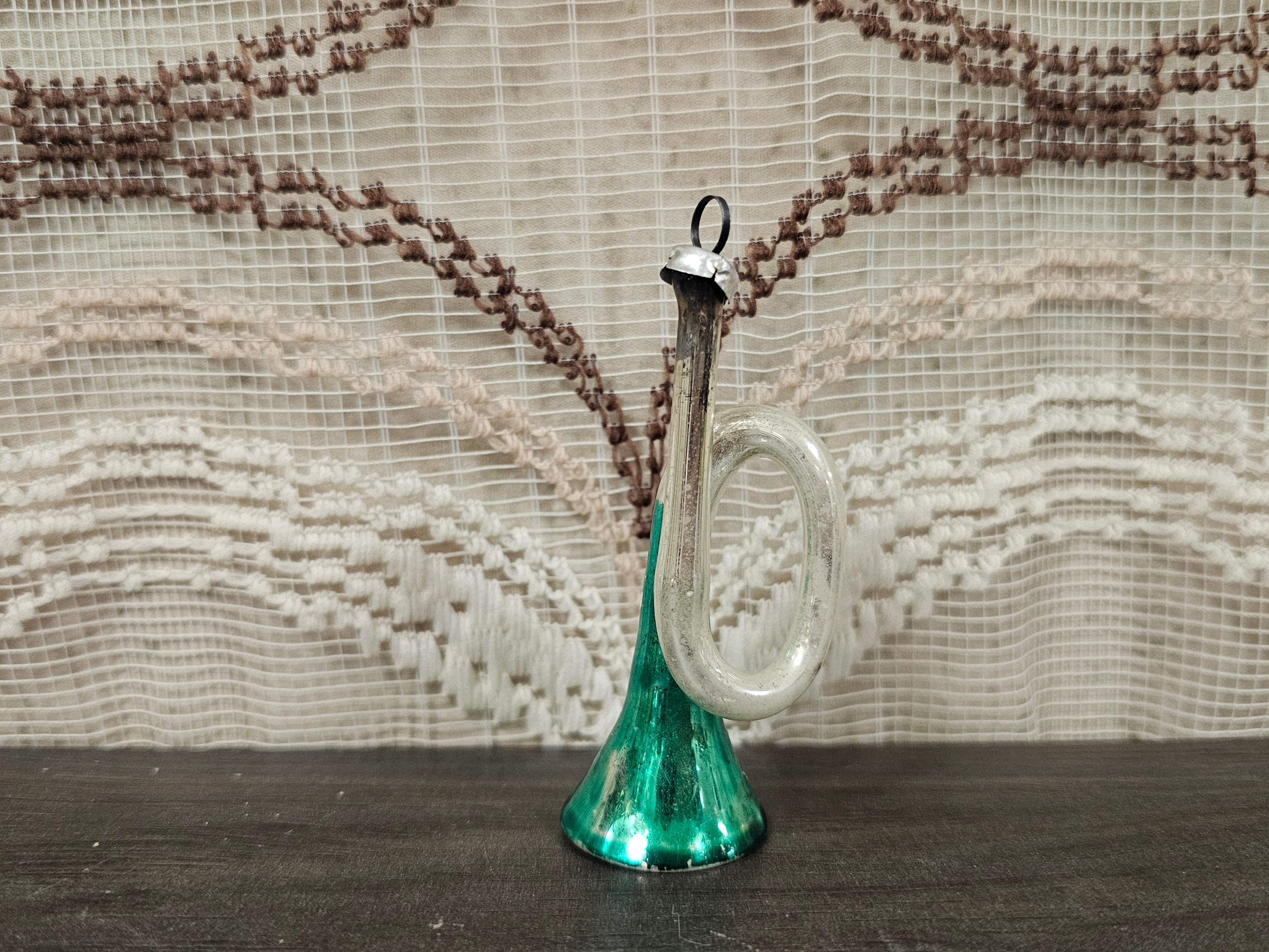 Glazen kerstornament groene trompet witte bloem