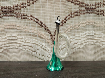 Glazen kerstornament groene trompet witte bloem