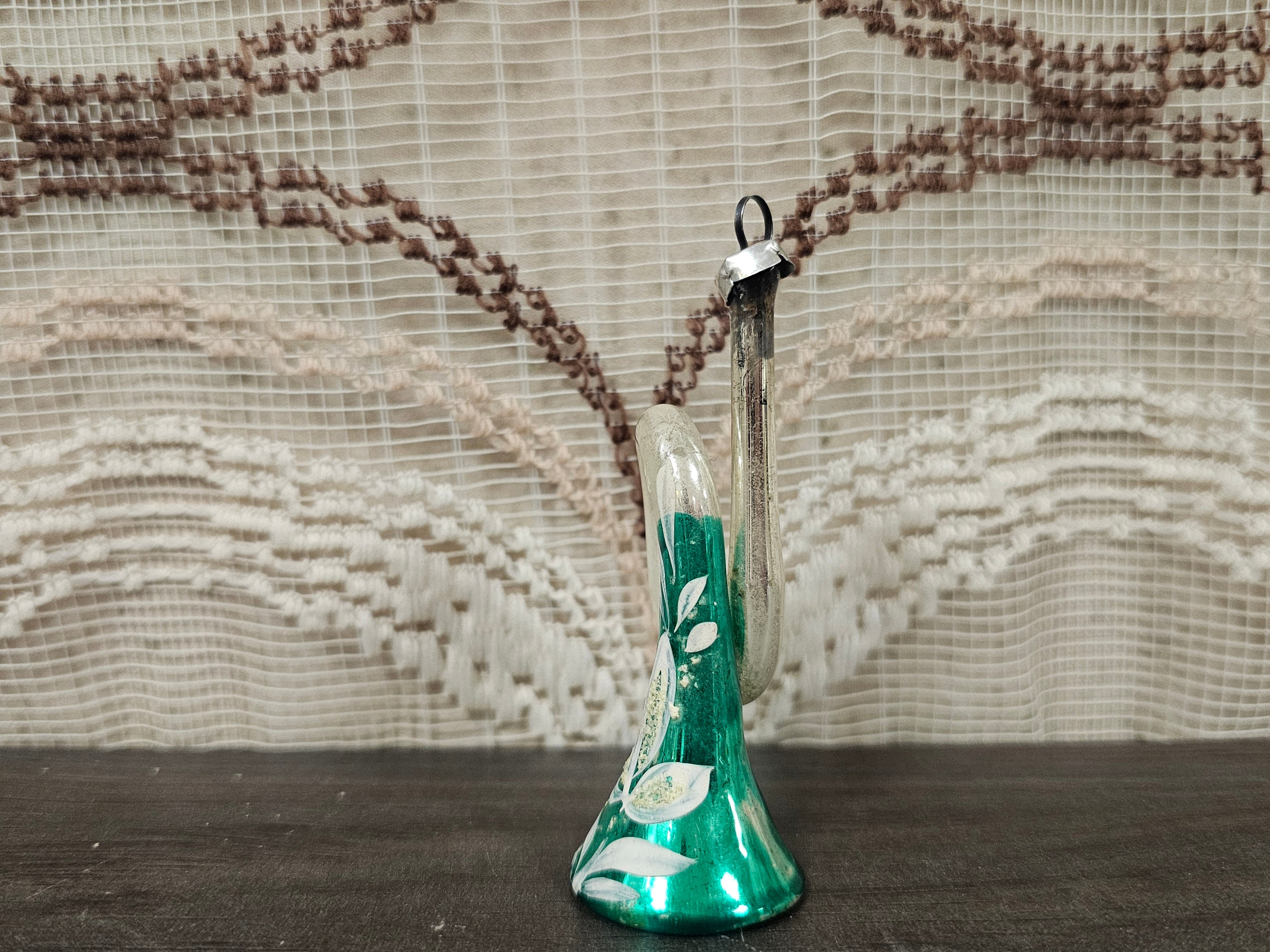 Glazen kerstornament groene trompet witte bloem