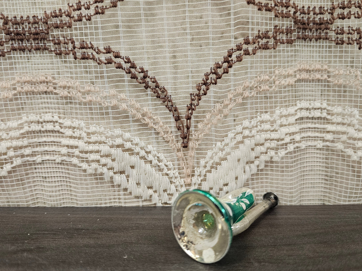 Glazen kerstornament groene trompet witte bloem