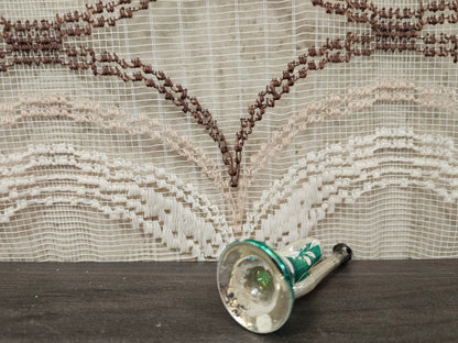 Glazen kerstornament groene trompet witte bloem