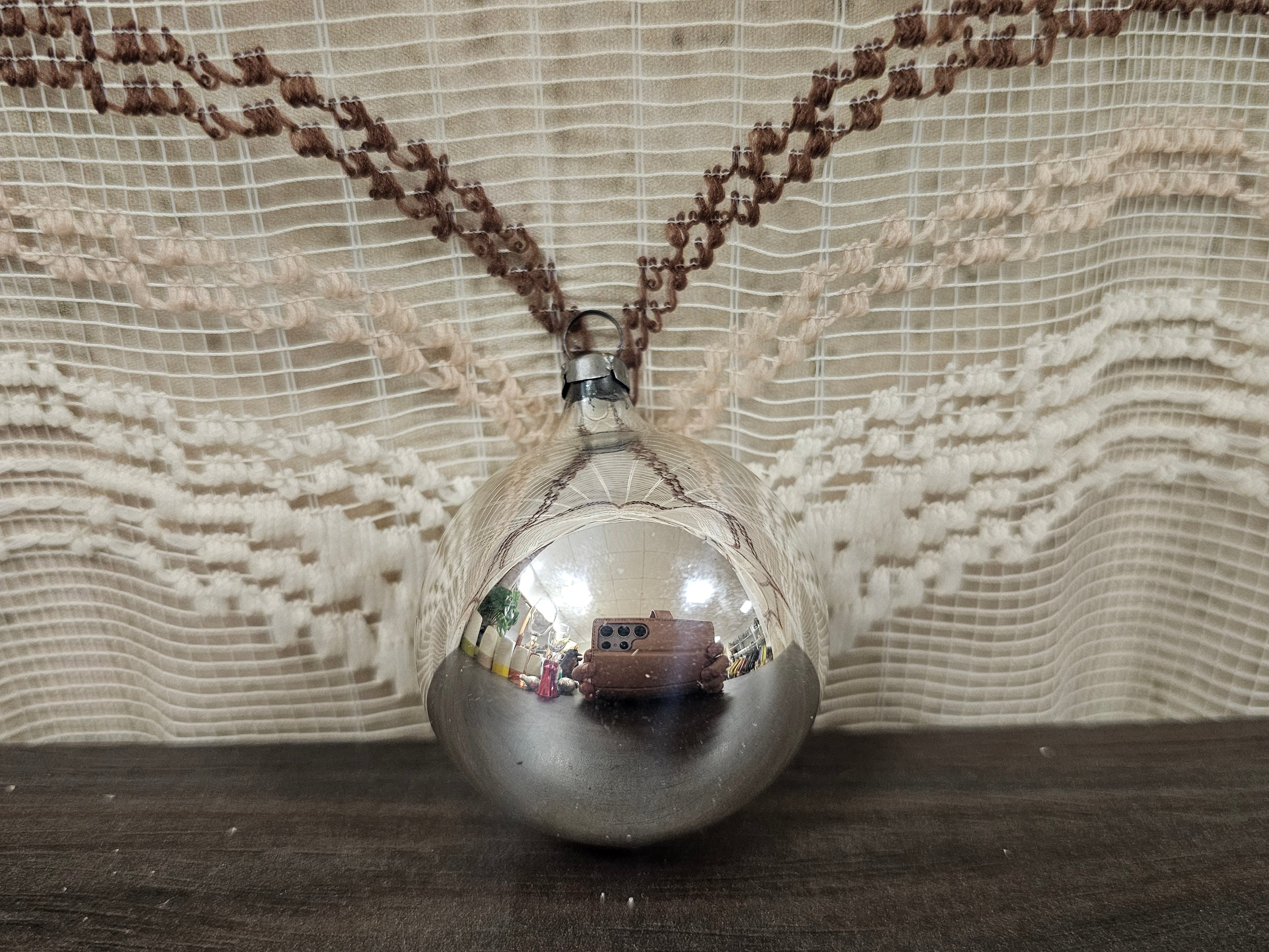 Vintage glazen deukbal met groen en geel gesuikerde rand