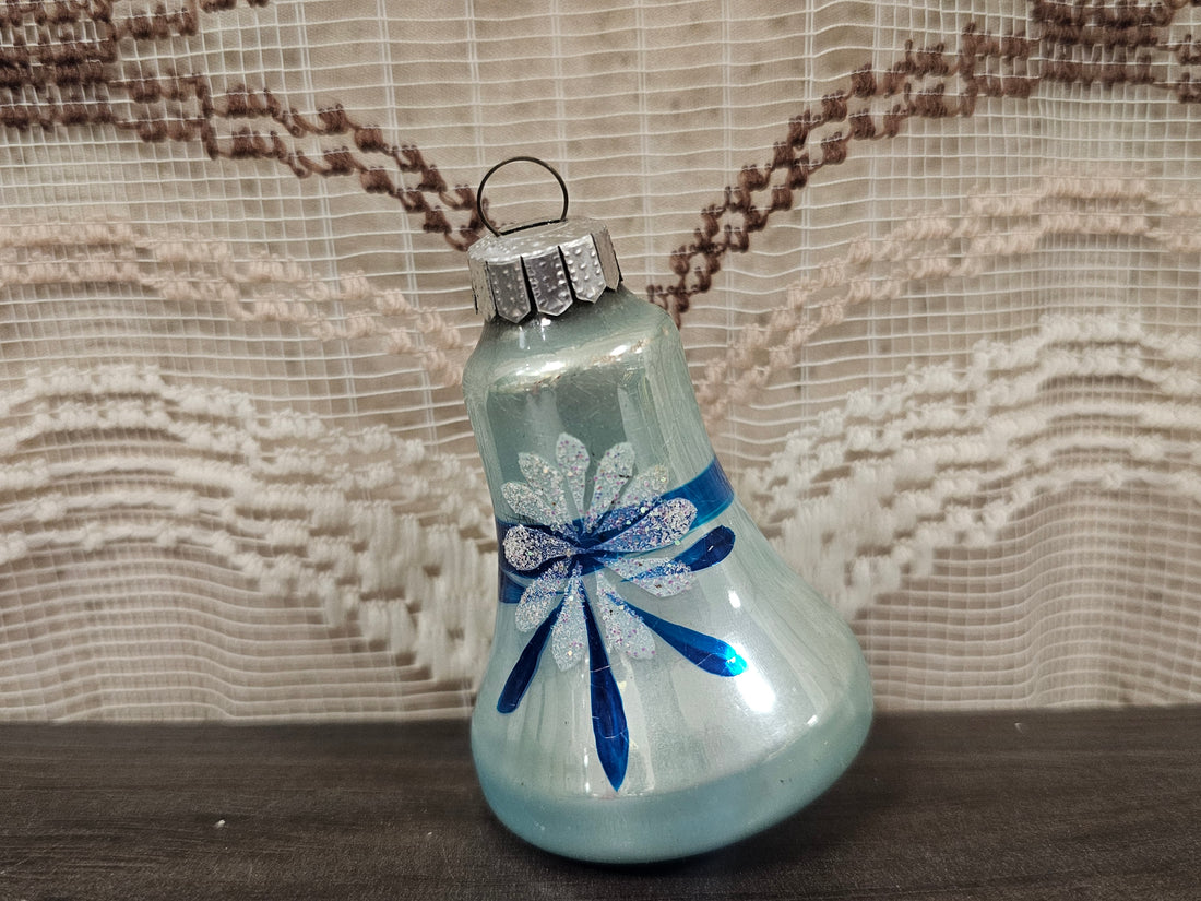 Glazen vintage kerstornament belvorm lichtblauw met glitter