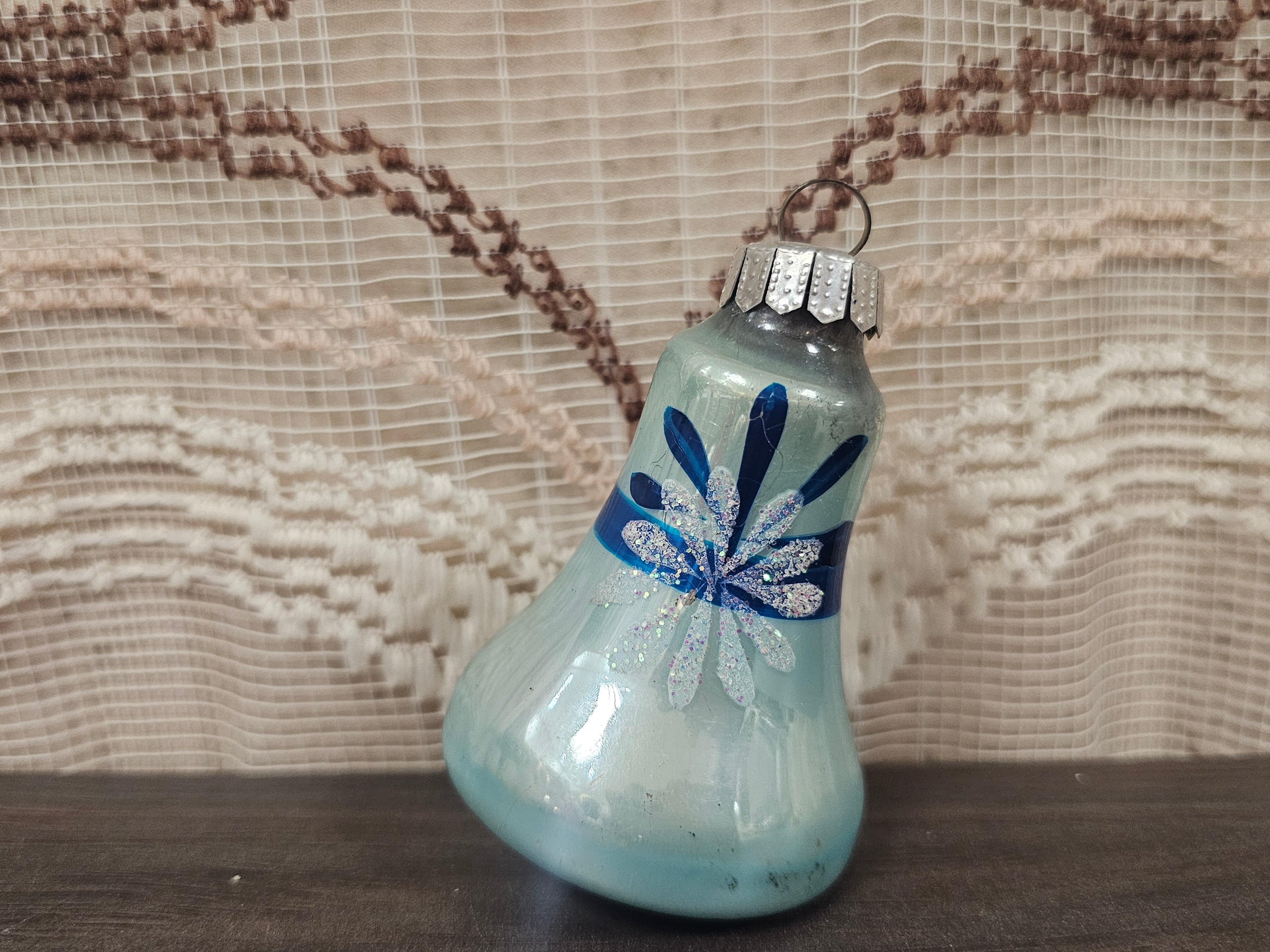 Glazen vintage kerstornament belvorm lichtblauw met glitter