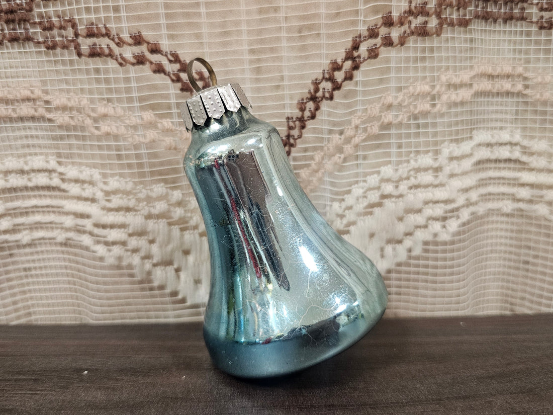 Vintage glazen kerstbel lichtblauw
