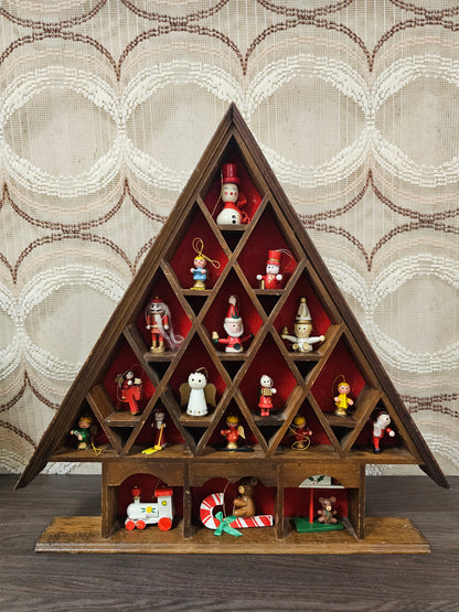 Houten kerstboom met vakjes met houten kerstfiguren