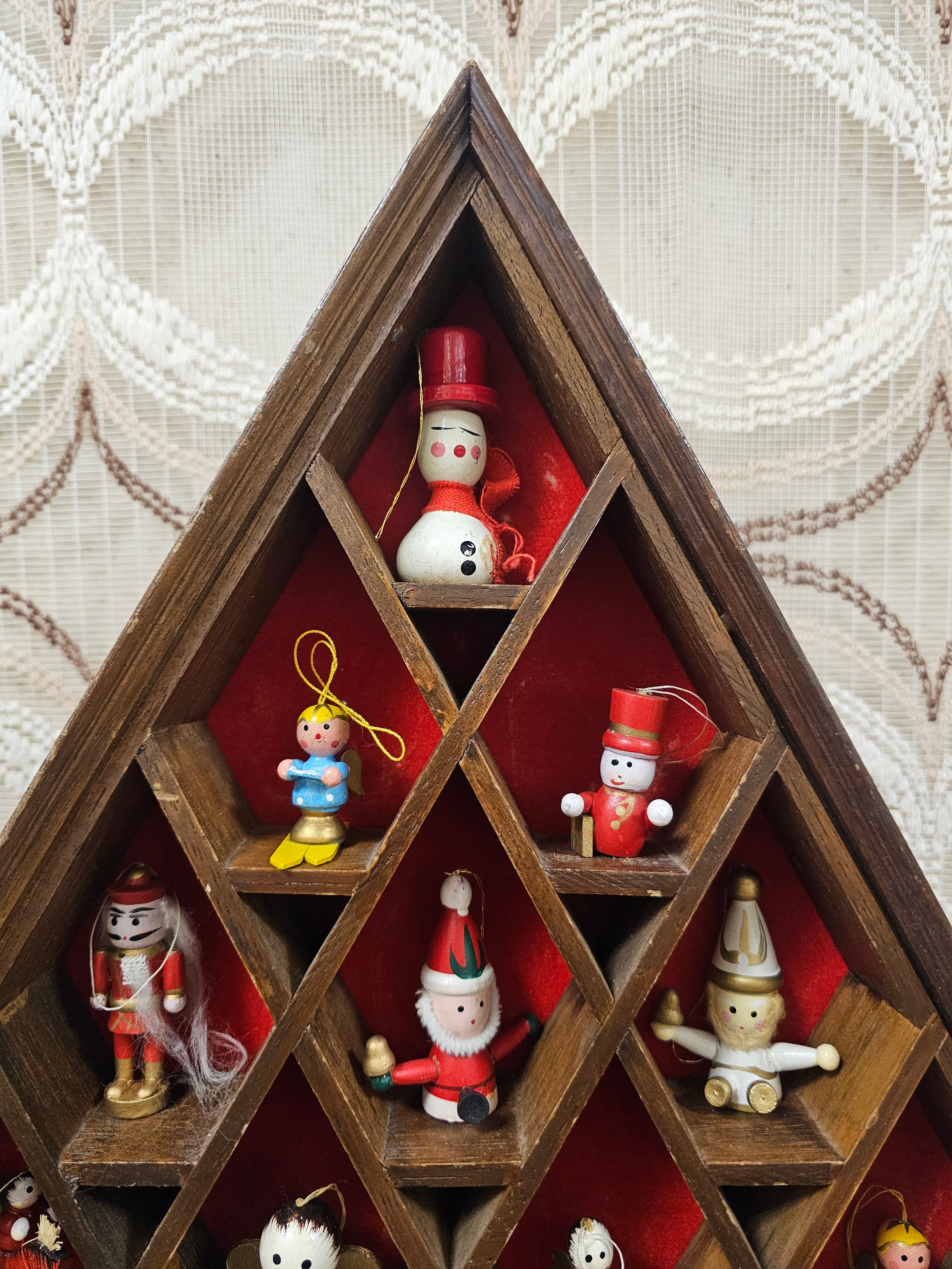 Houten kerstboom met vakjes met houten kerstfiguren