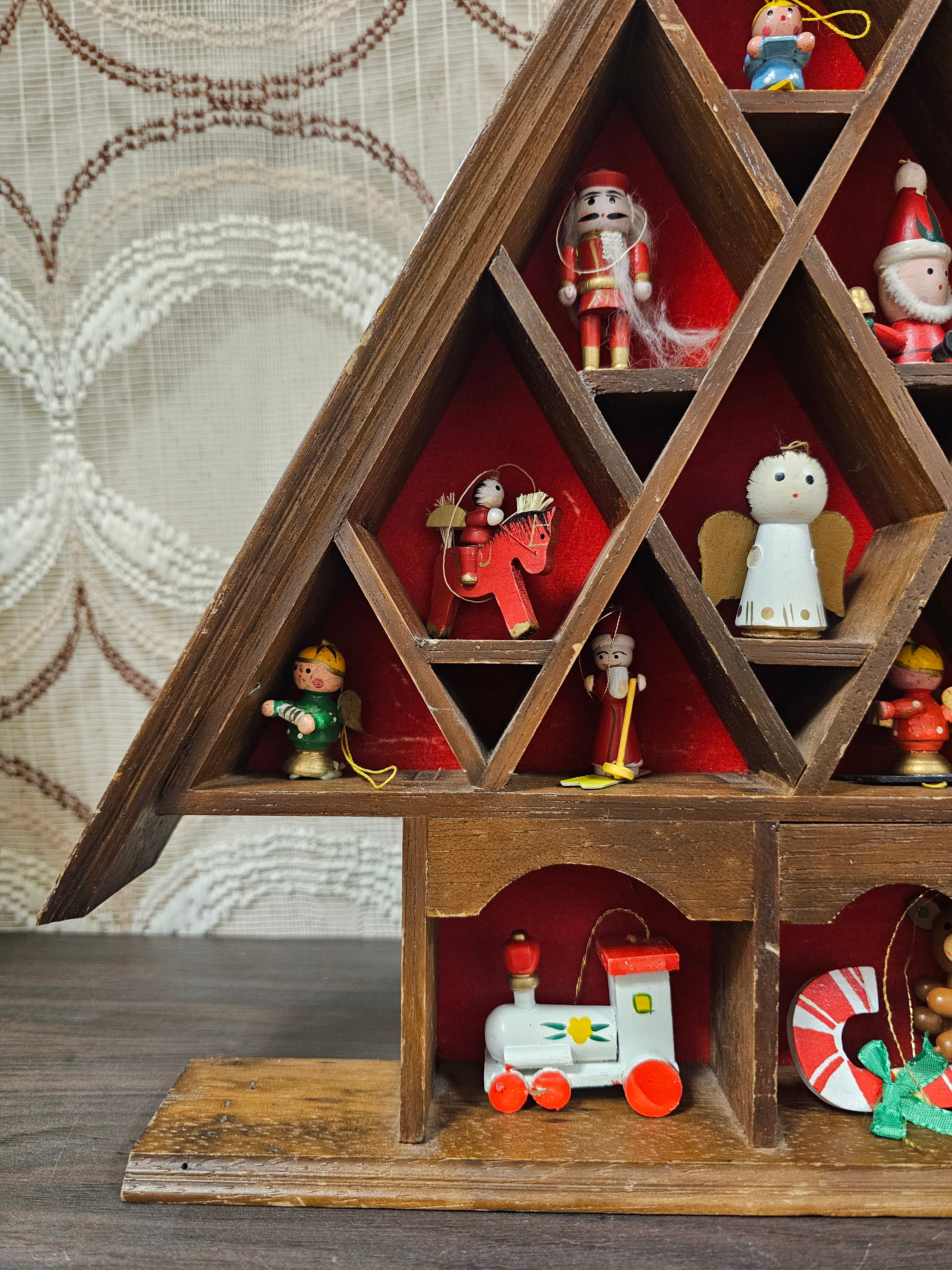 Houten kerstboom met vakjes met houten kerstfiguren