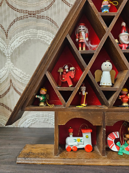 Houten kerstboom met vakjes met houten kerstfiguren