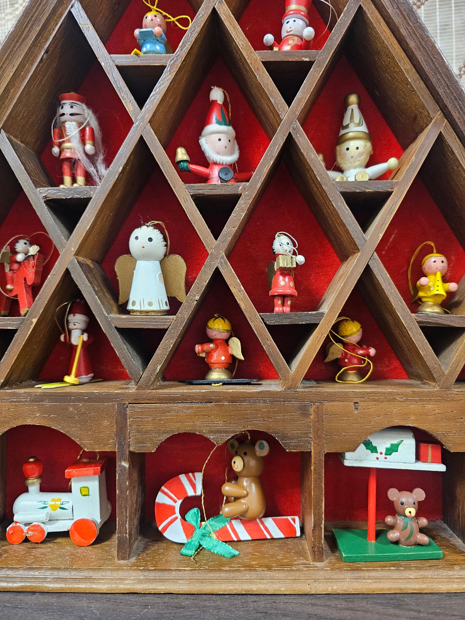 Houten kerstboom met vakjes met houten kerstfiguren