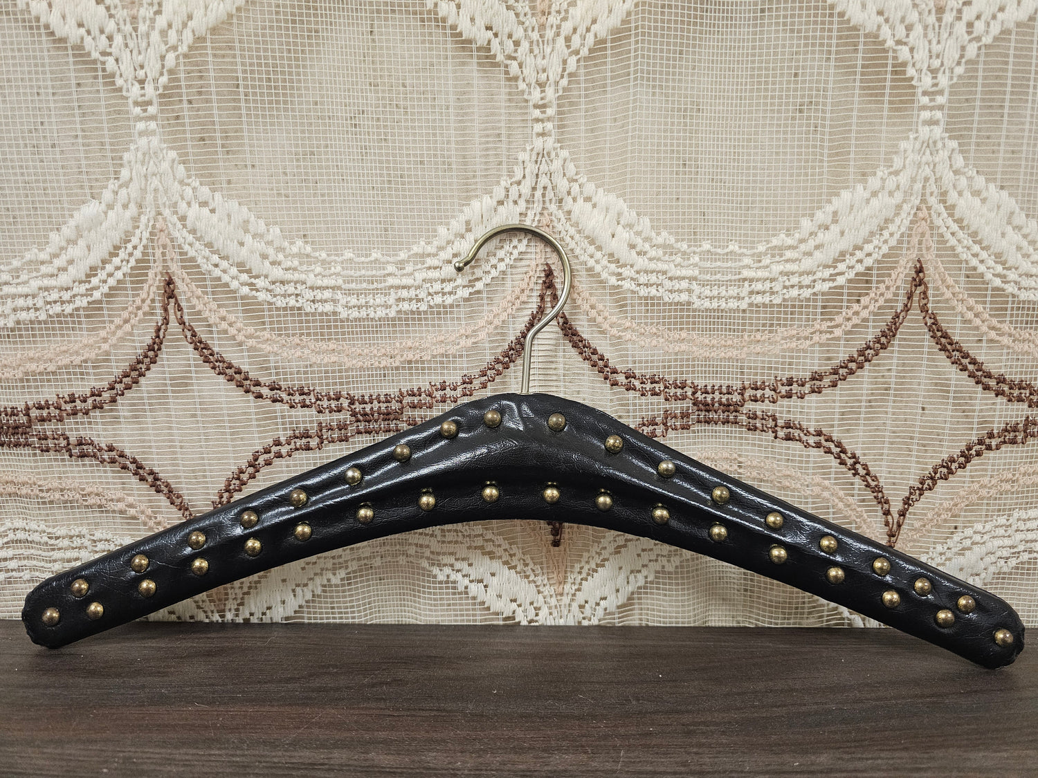 Skailederen kledinghanger zwart messing studs