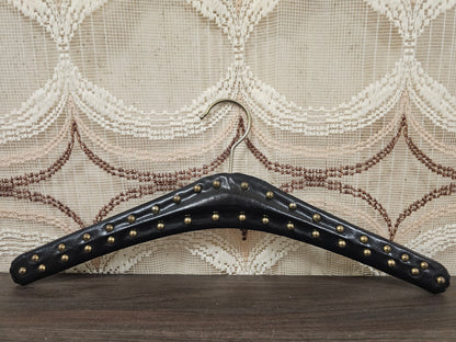 Skailederen kledinghanger zwart messing studs