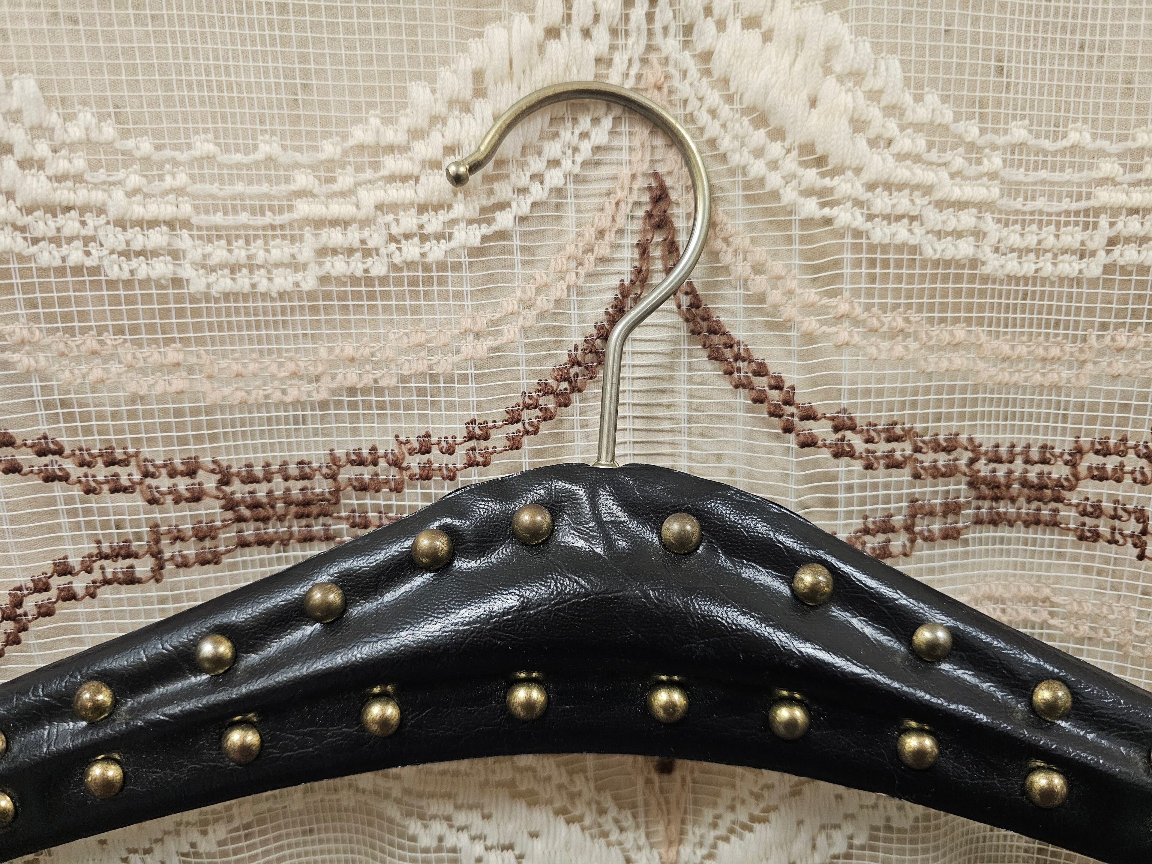 Skailederen kledinghanger zwart messing studs