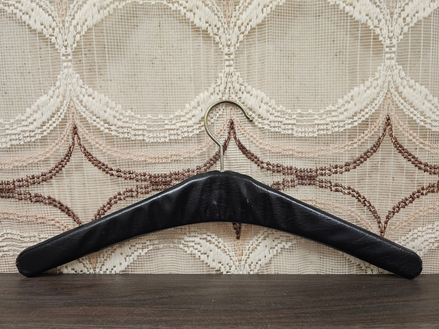 Skailederen kledinghanger zwart messing studs