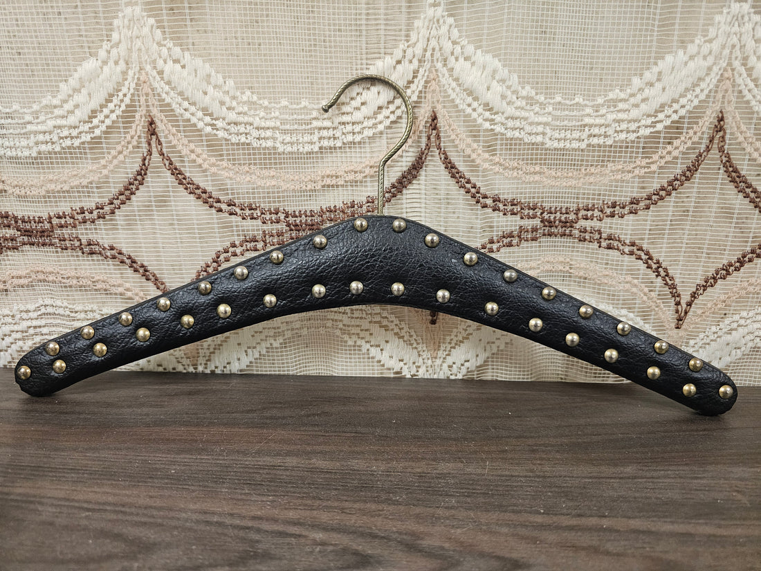 Vintage zwarte kledinghanger met studs