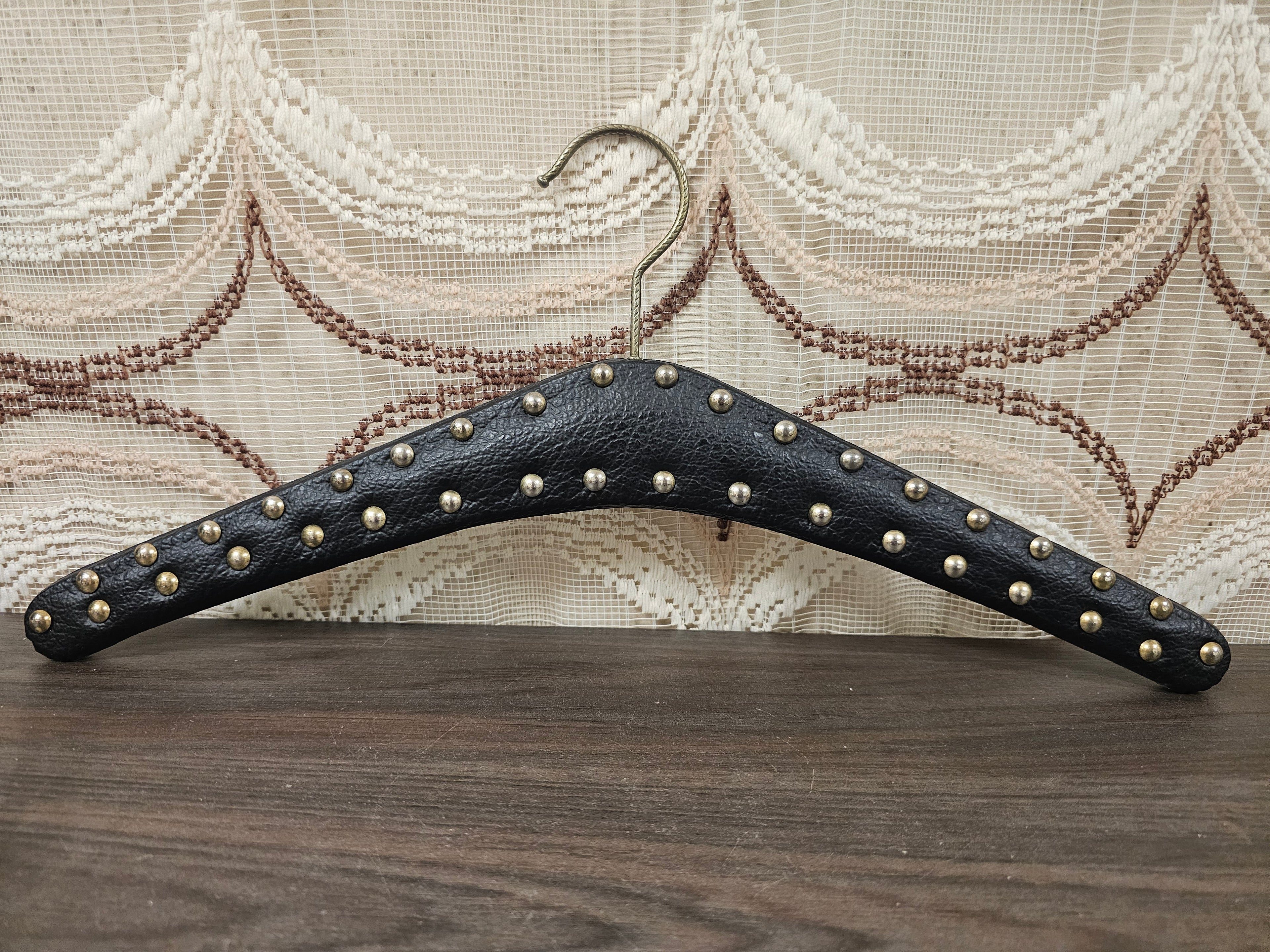 Vintage zwarte kledinghanger met studs
