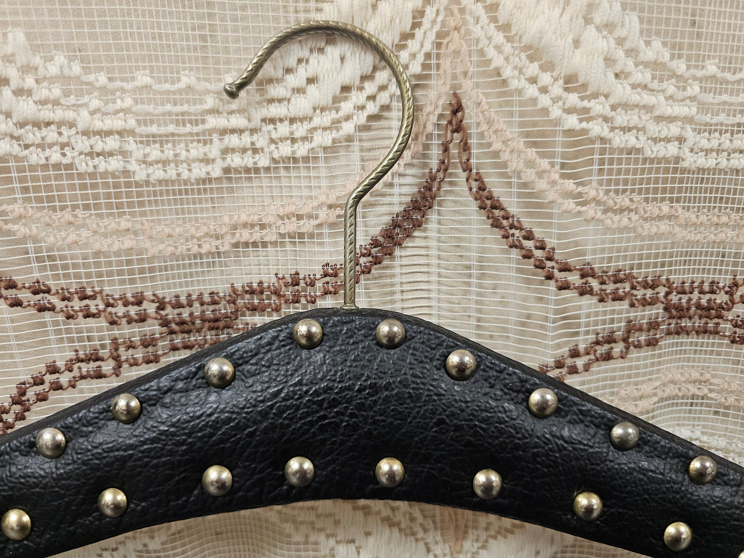Vintage zwarte kledinghanger met studs