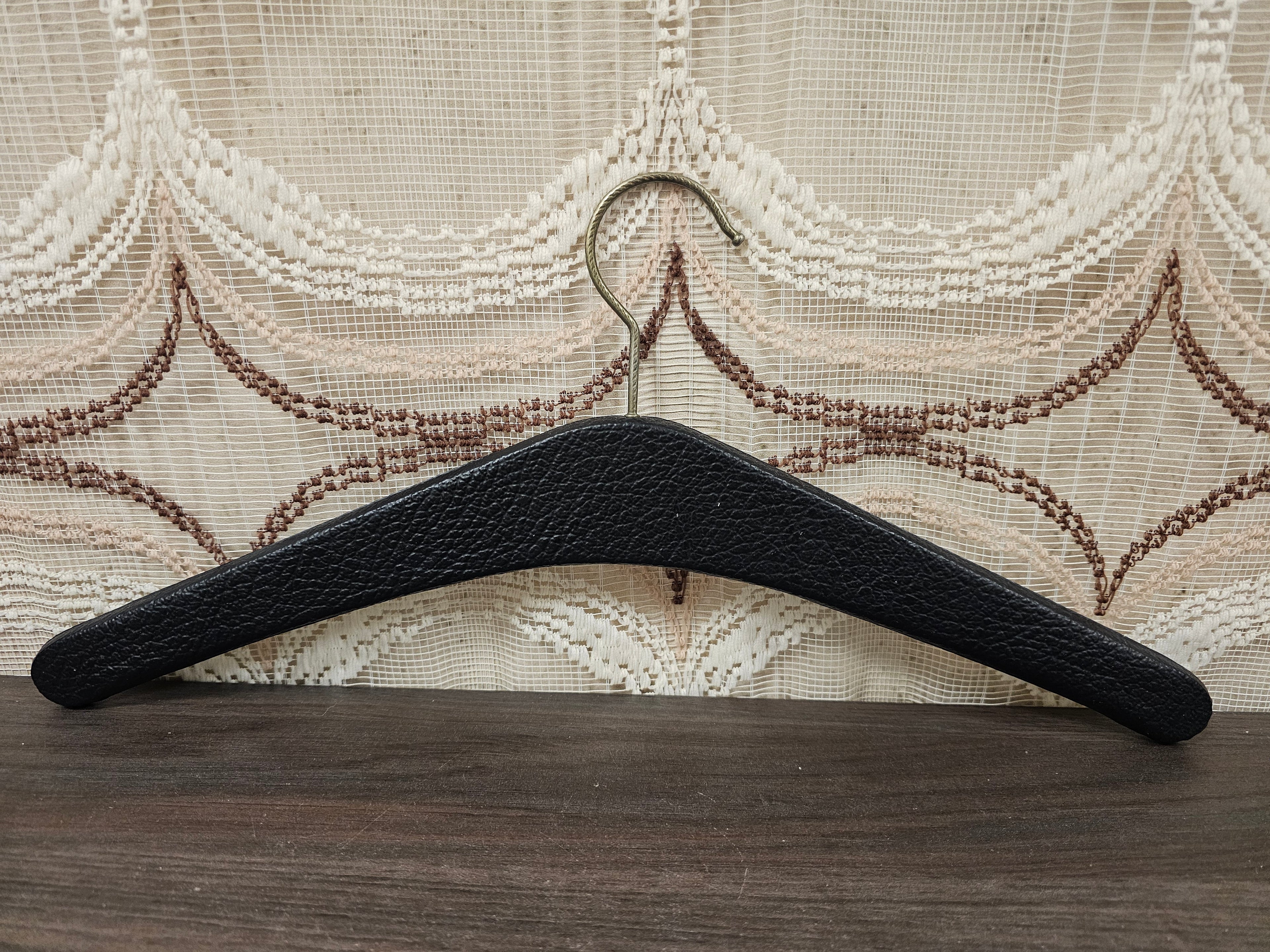 Vintage zwarte kledinghanger met studs