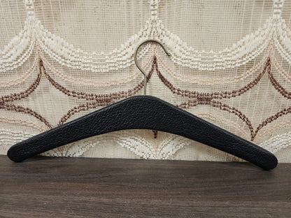 Vintage zwarte kledinghanger met studs