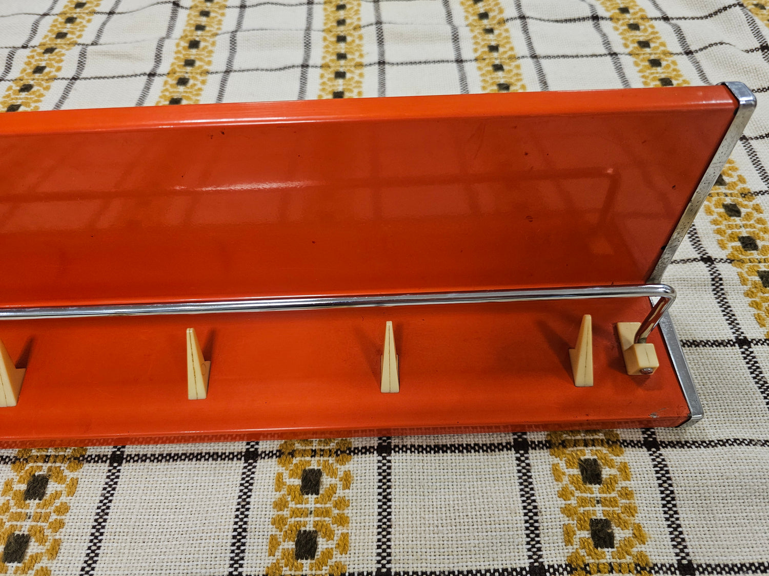 Brabantia planchet oranje metaal jaren 70 wandrek