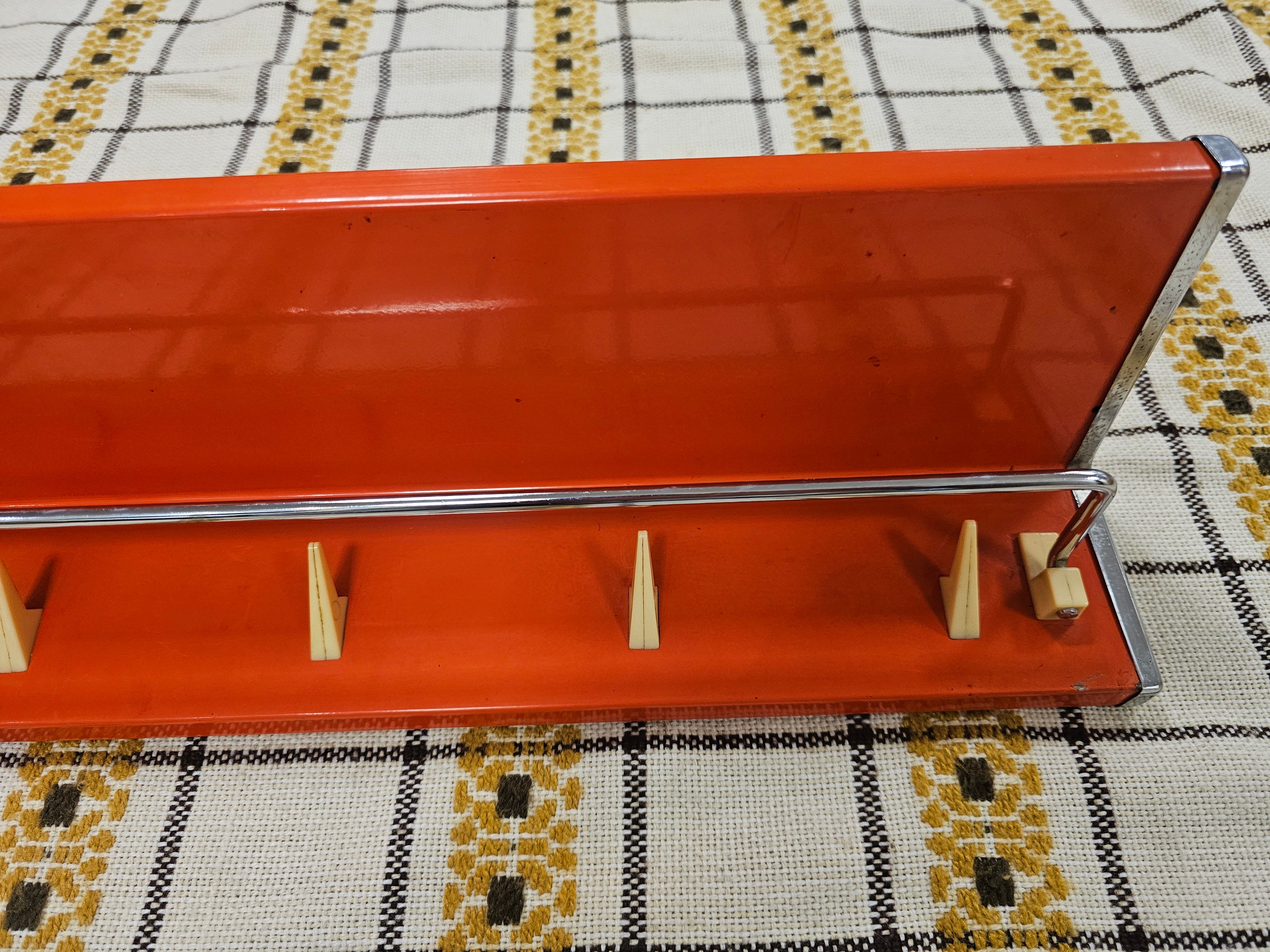 Brabantia planchet oranje metaal jaren 70 wandrek