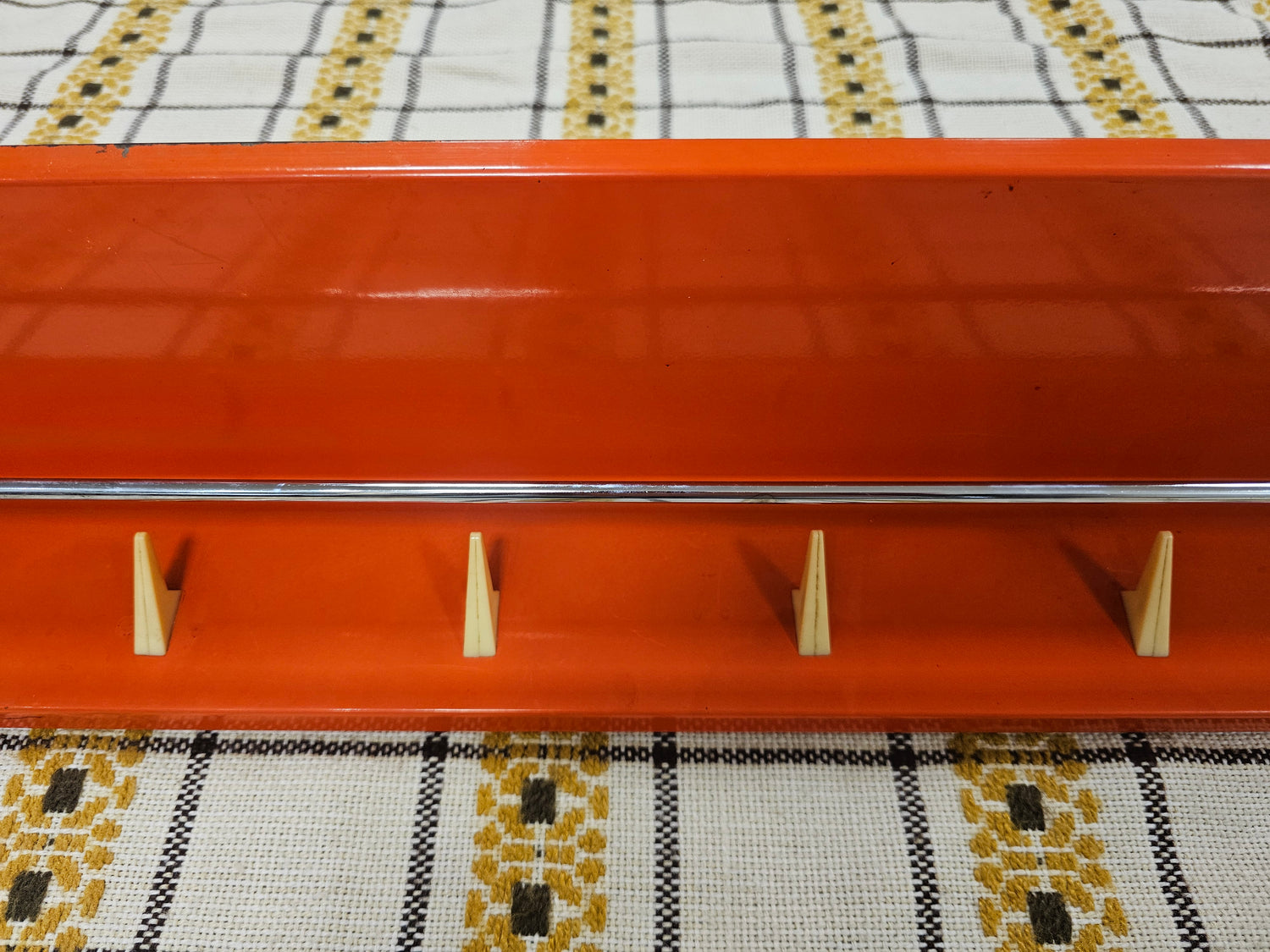 Brabantia planchet oranje metaal jaren 70 wandrek