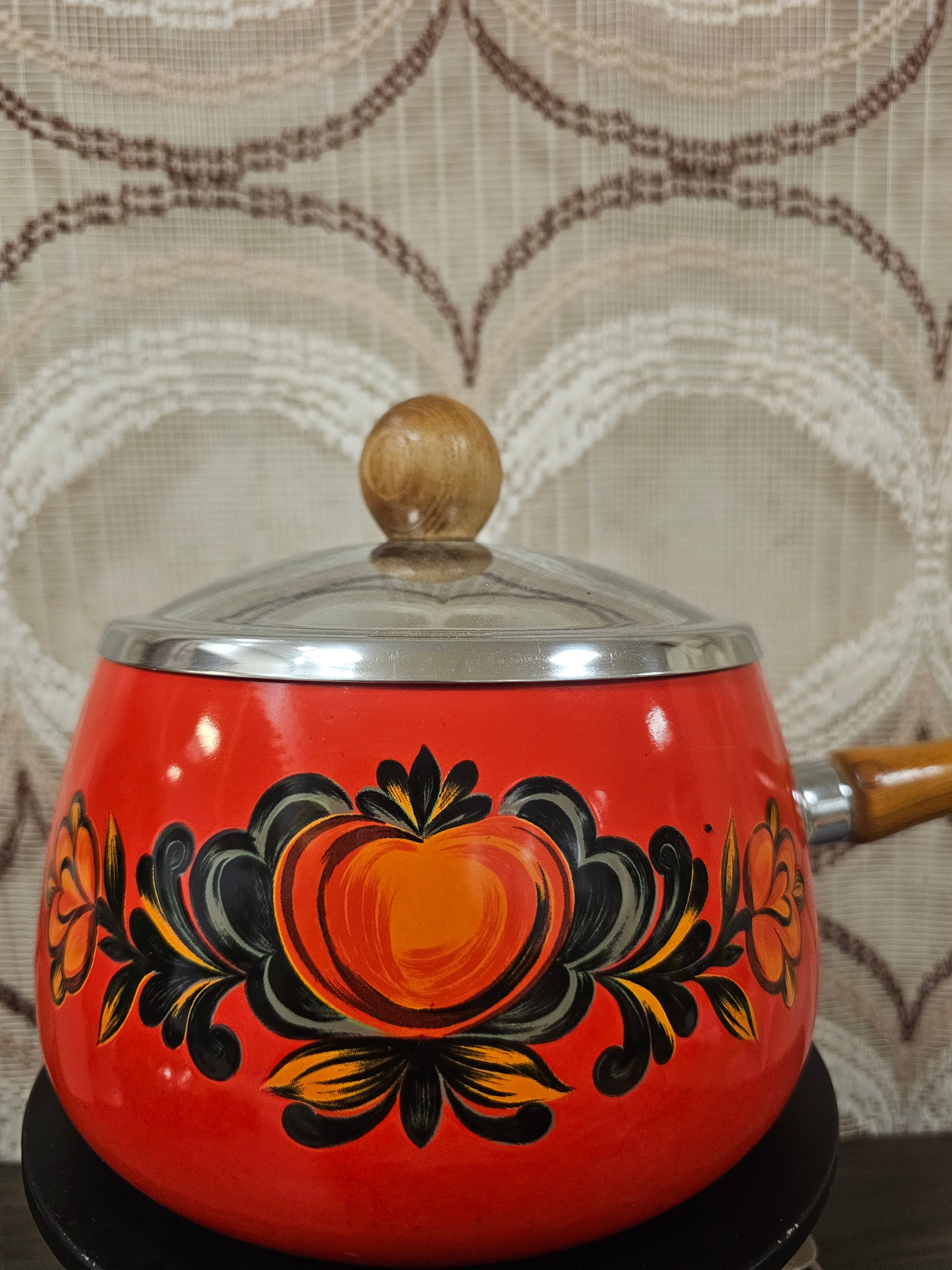 Vintage fonduepan rood met bloemen en metalen houder