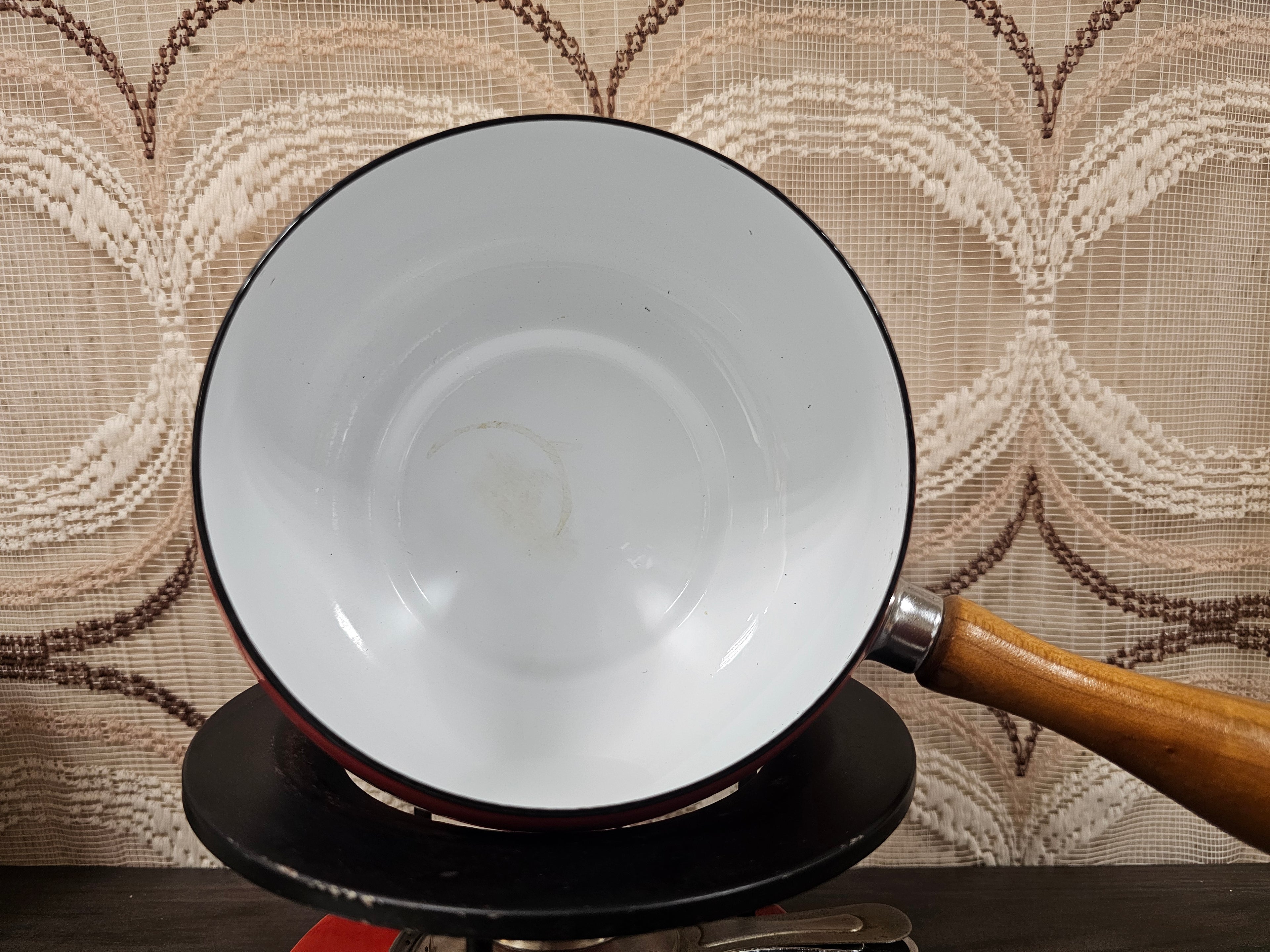 Vintage fonduepan rood met bloemen en metalen houder
