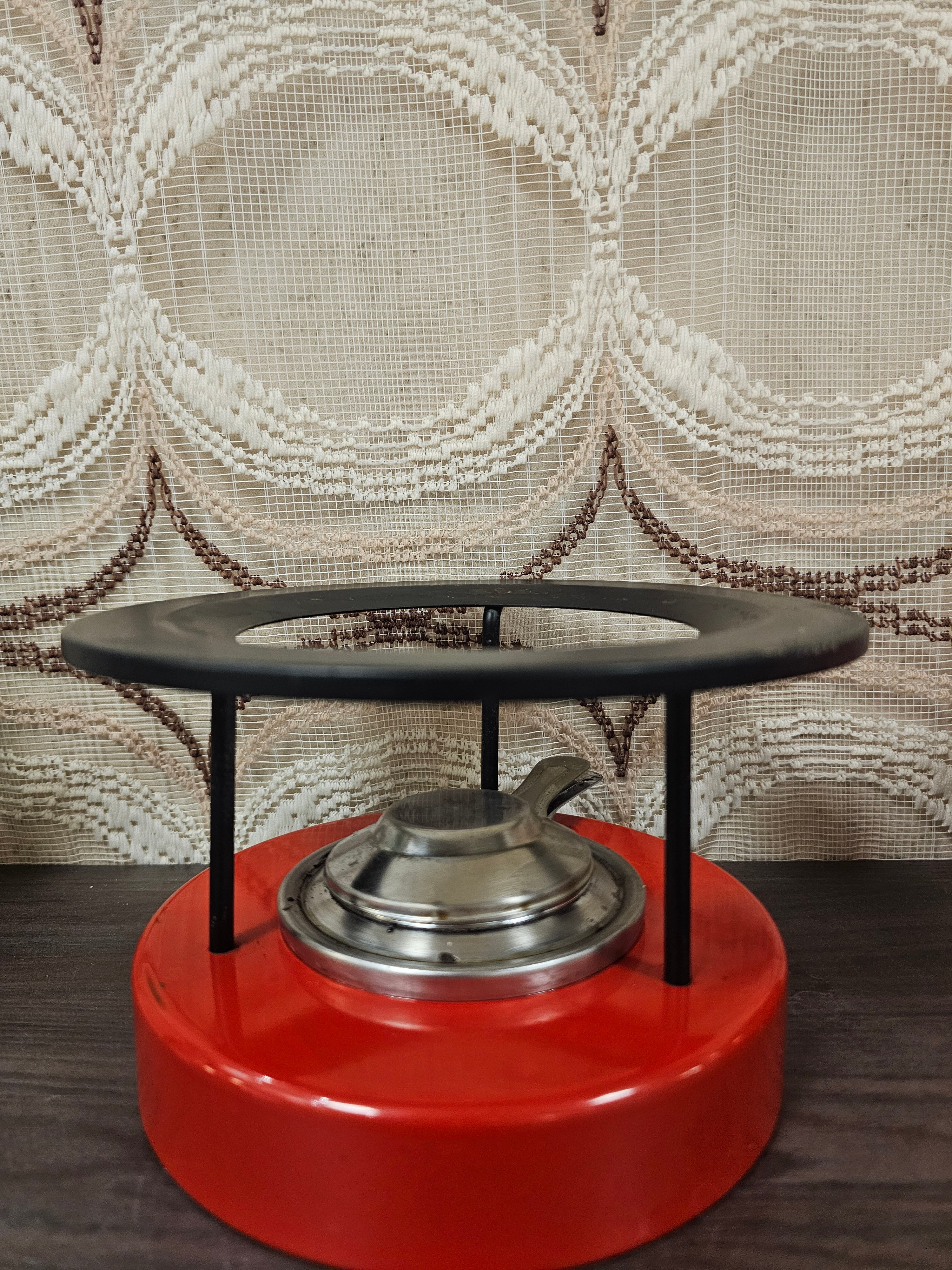 Vintage fonduepan rood met bloemen en metalen houder