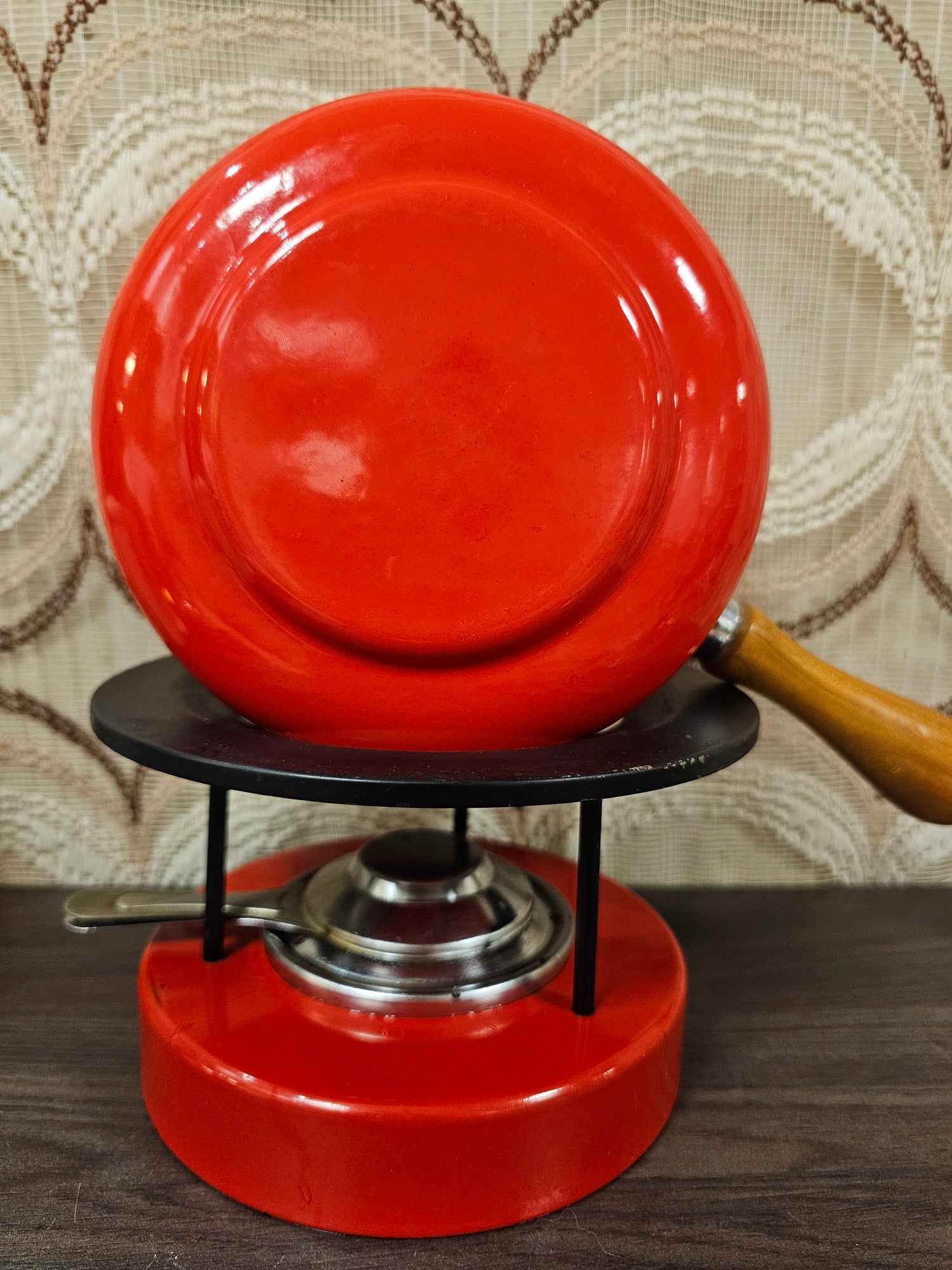 Vintage fonduepan rood met bloemen en metalen houder
