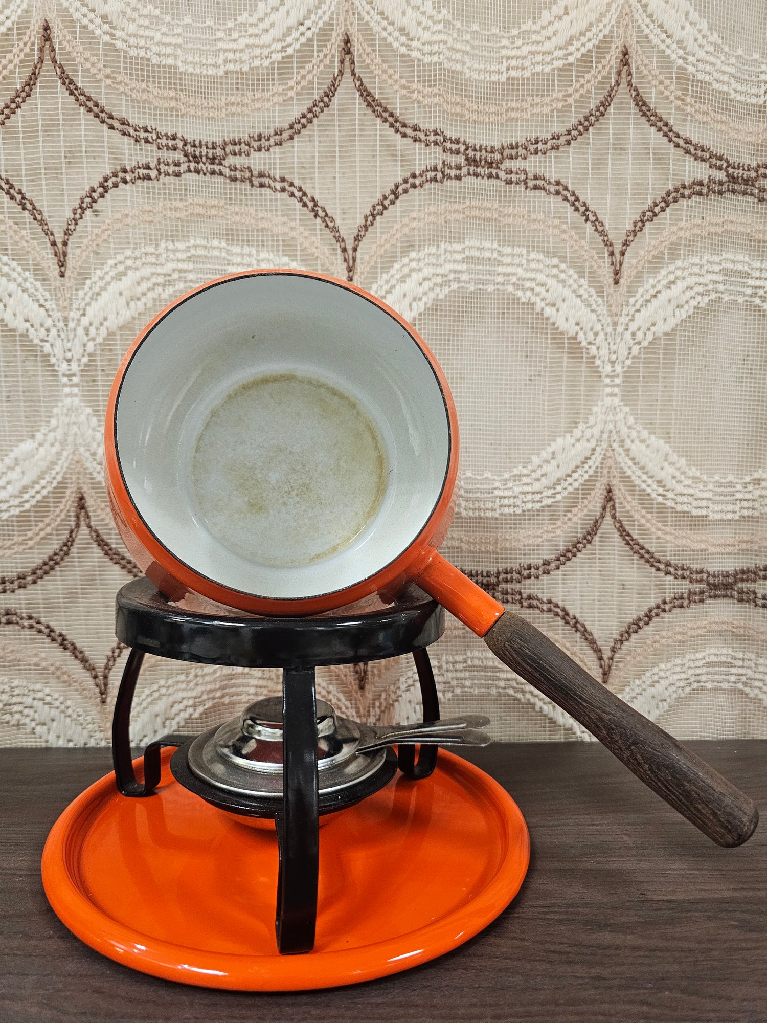 Vintage oranje fonduepan emaille met onderstel en brander