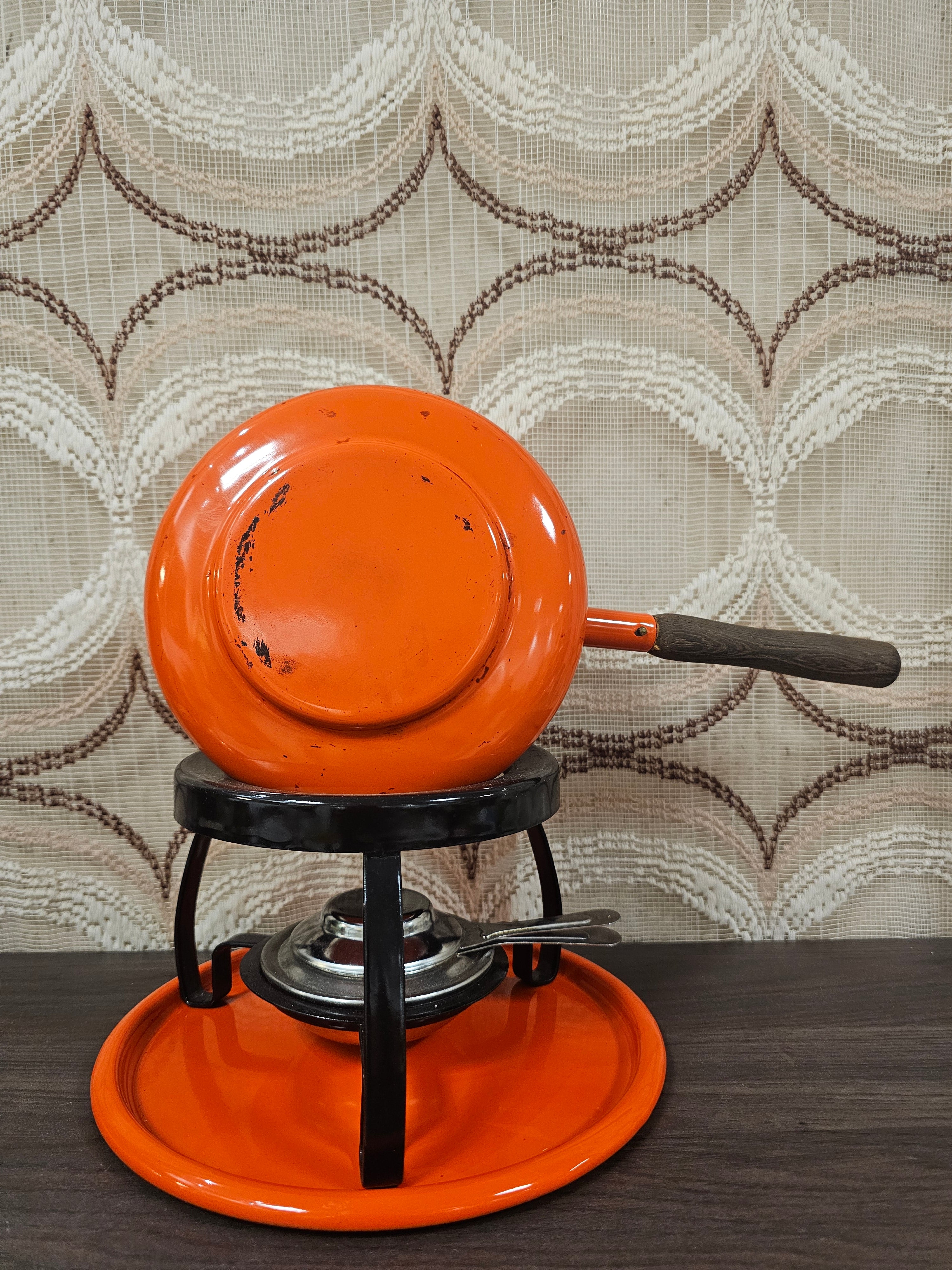 Vintage oranje fonduepan emaille met onderstel en brander