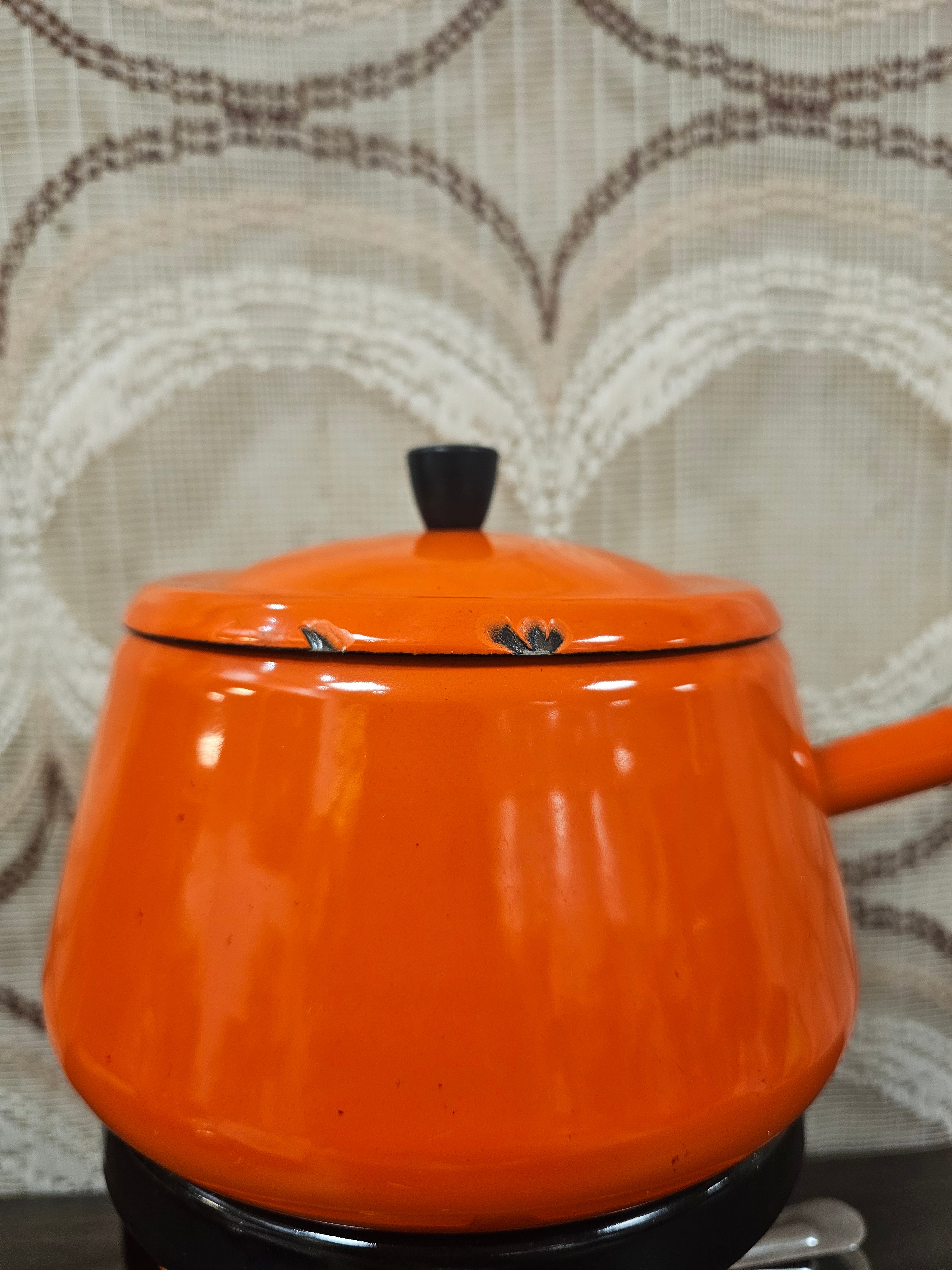 Vintage oranje fonduepan emaille met onderstel en brander