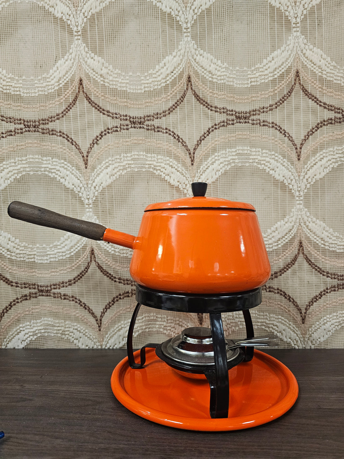 Vintage oranje fonduepan emaille met onderstel en brander