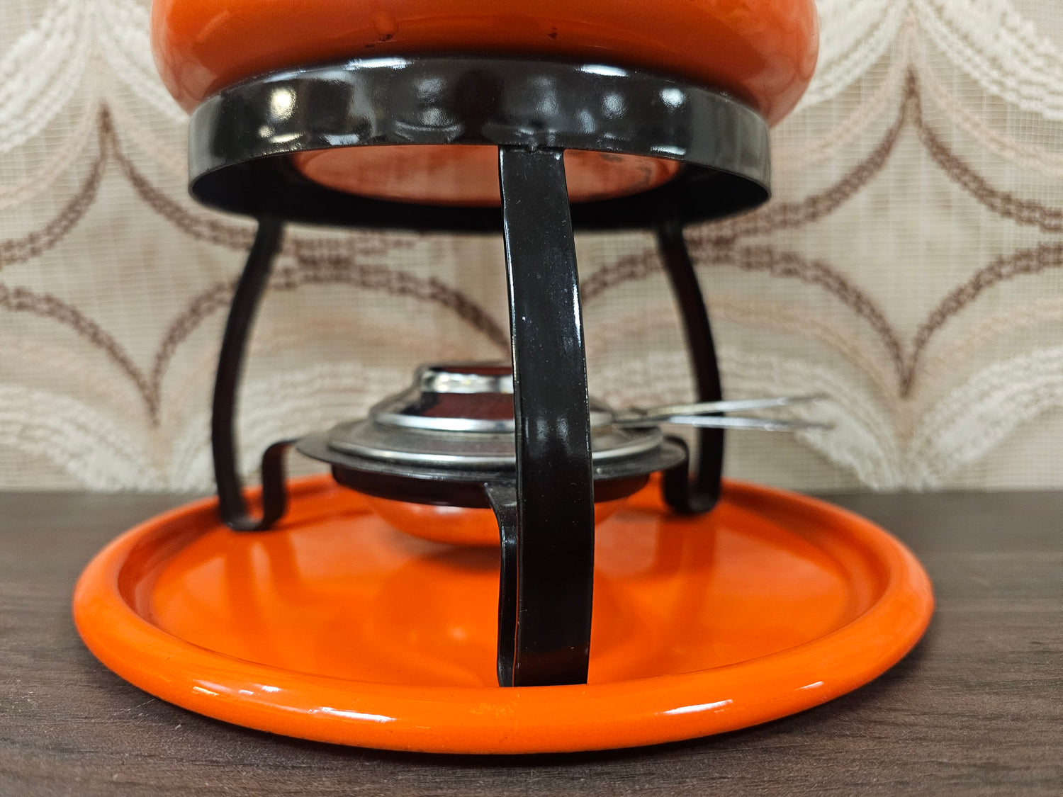 Vintage oranje fonduepan emaille met onderstel en brander