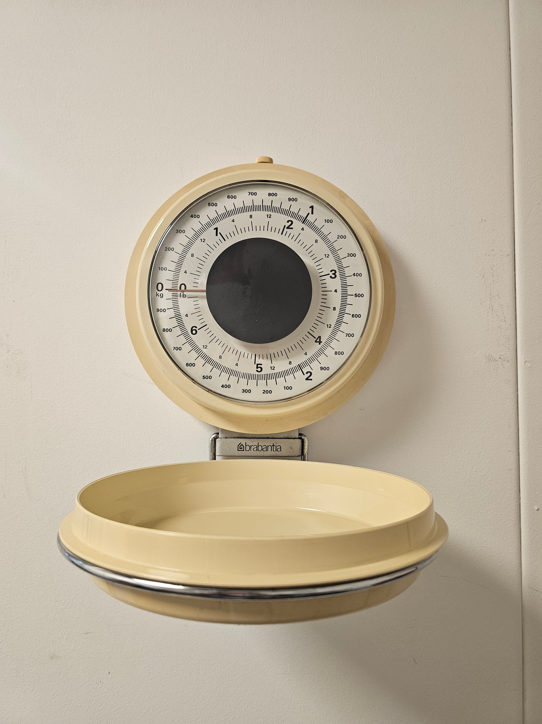 Brabantia keukenweegschaal wandmodel zachtgeel jaren ’70